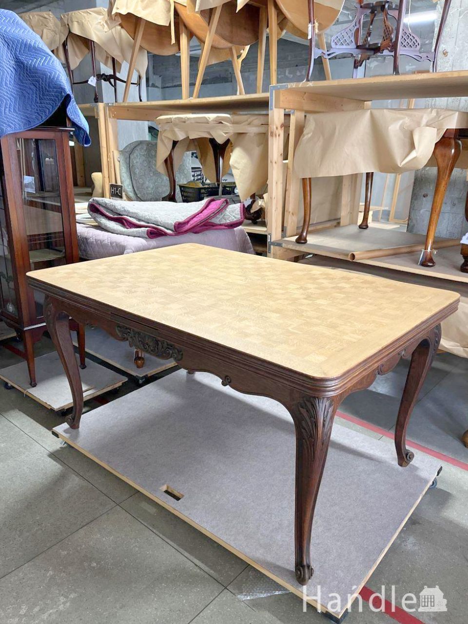 アンティークのテーブル、彫刻が美しいフランス生まれのダイニング