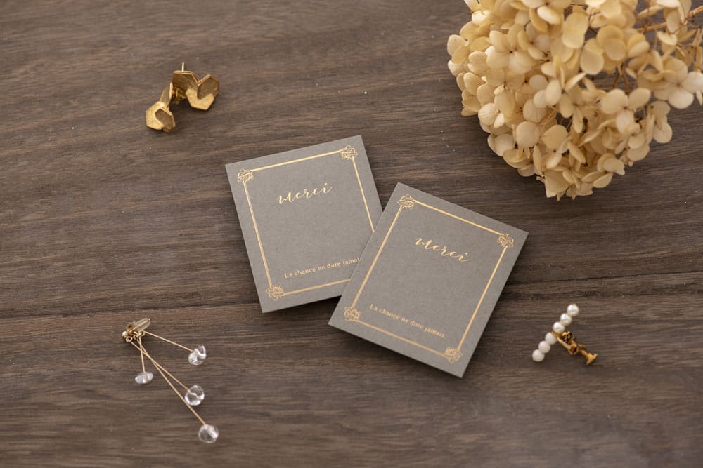 アクセサリー台紙・プライスカード「シックなグレーの箔押しカード