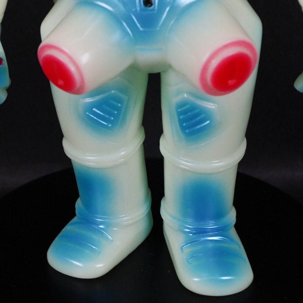 3月9日(日)より販売開始】【ブルマァク】キングジョー(蓄光ブルー)が