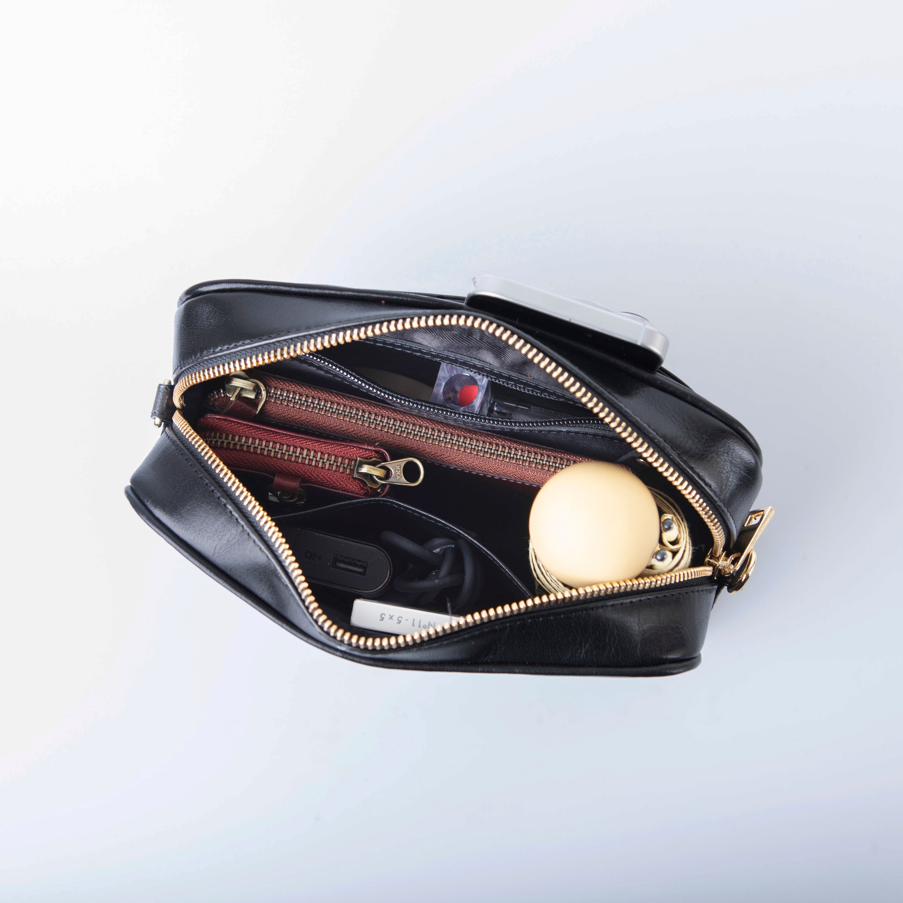 レディースショルダーバッグ タッセルがかわいい 上品なレザーバッグ