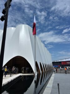 大阪・関西万博 カタール館】水の上にそびえる旗ポールを施工しました