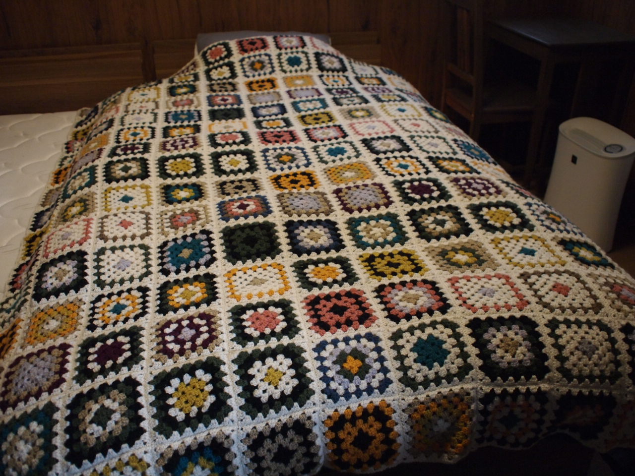 かぎ針編みのベットカバー モチーフつなぎ マルチカバー こたつ掛け