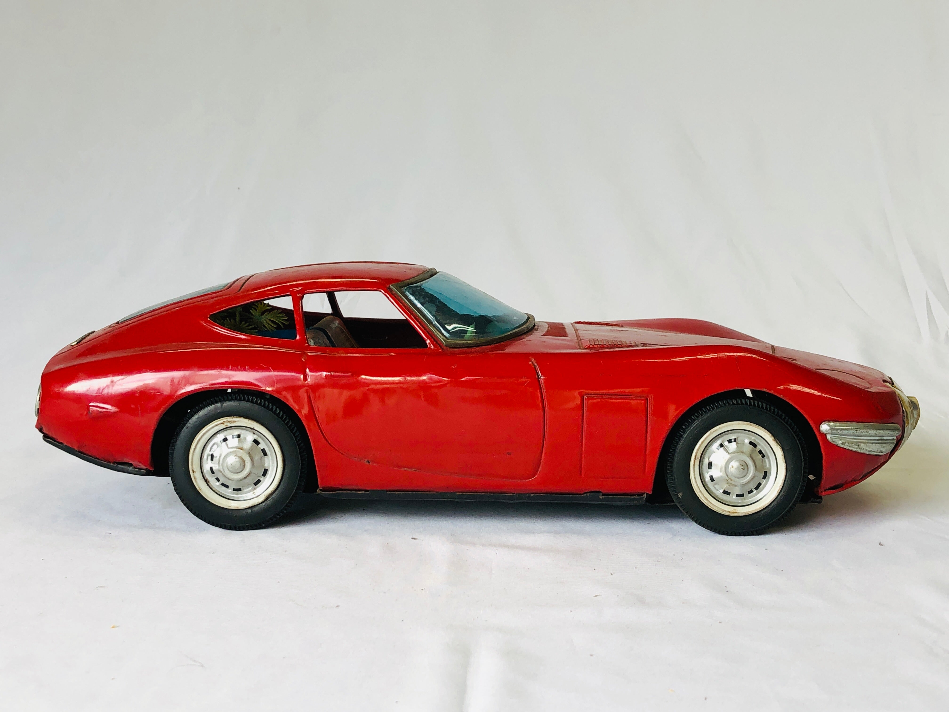 Y4934 TIN TOY Toyota 2000GT sports car Ichiko box Japan antique