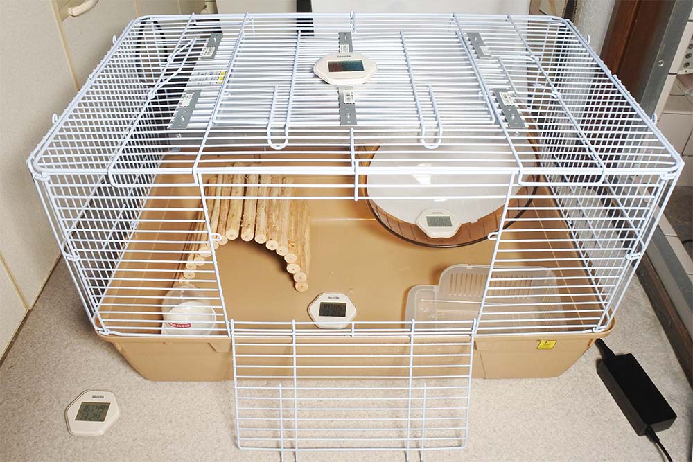 ハリネズミの寒さ対策：ケージの中を上から暖める「暖突」レビュー