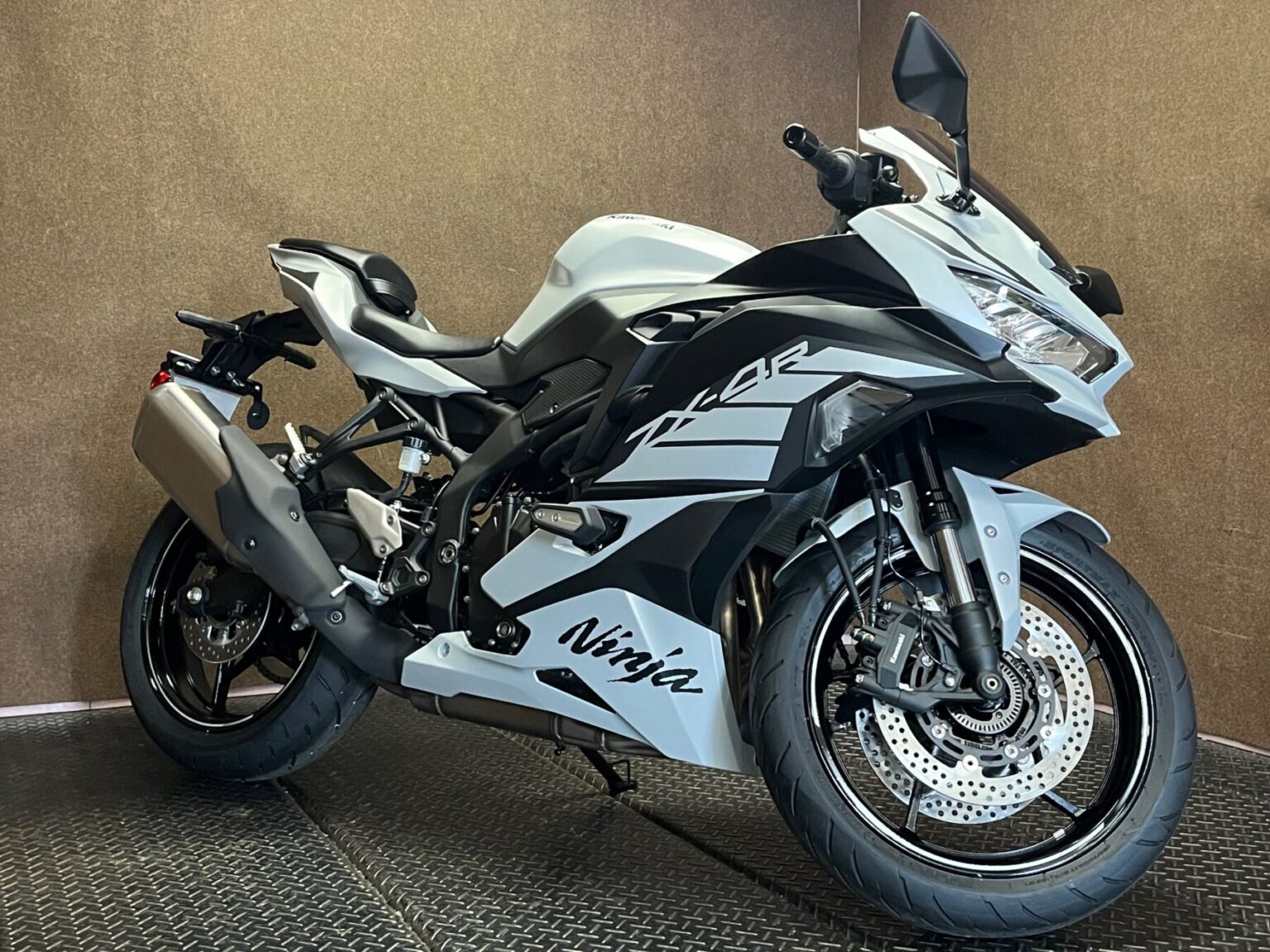 PP-「P」 4枚 pp-「p」 4枚 PPP 4枚セット 最新モデル】2025 ZX-4Rを全色