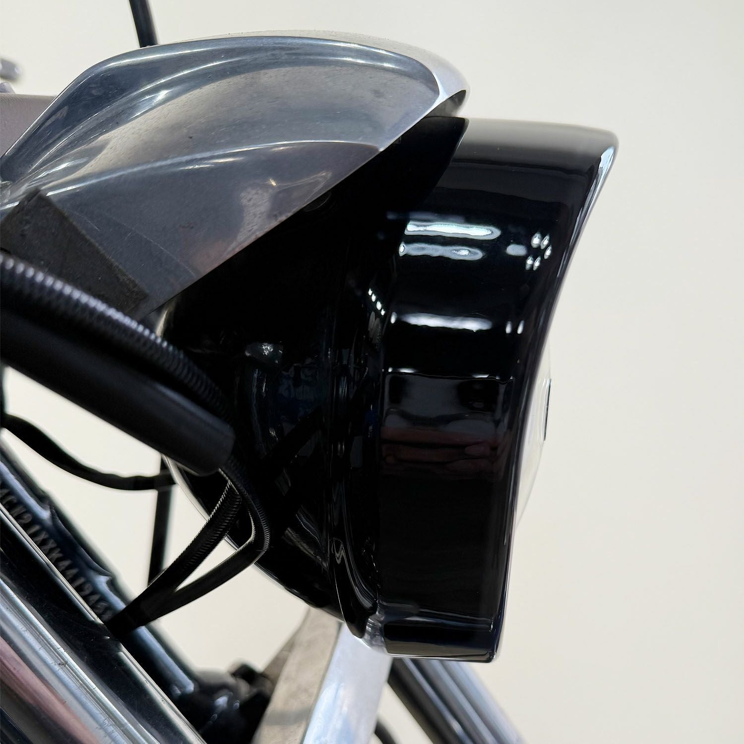 セール】【黒塗装】バイザースタイル・5.75インチヘッドライト・トリム