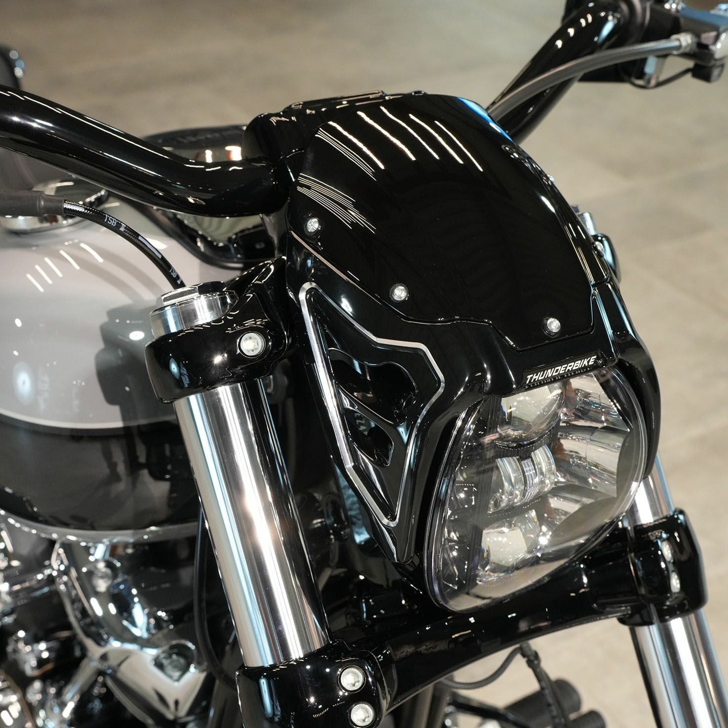 FXBR/S、FXDRS用LEDプロジェクターヘッドライト （WMW） |ハーレー