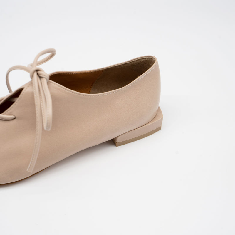 Ivy beige ポインテッド レースアップ フラットシューズ ベージュ