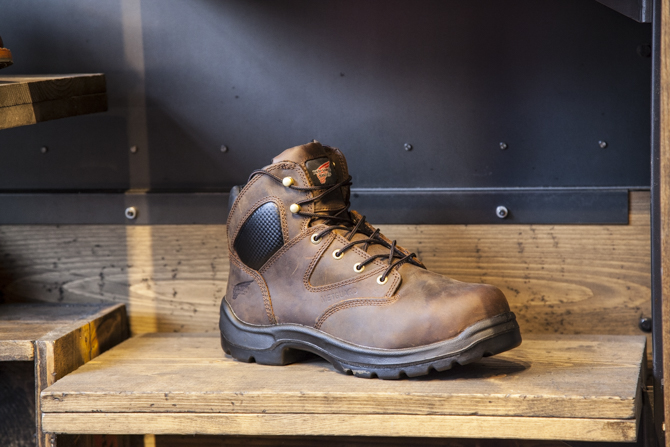 ブルーワーカーたちの譲れないスタイルは、足下にあり。 命がけの仕事