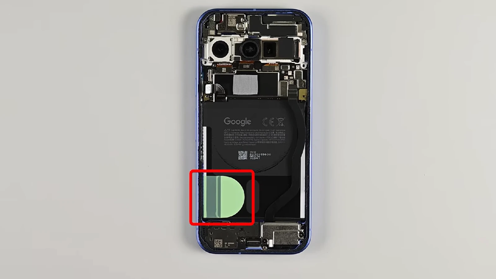 Pixel 10 の分解動画が公開、新しいバッテリー取り外し機構が明らかに
