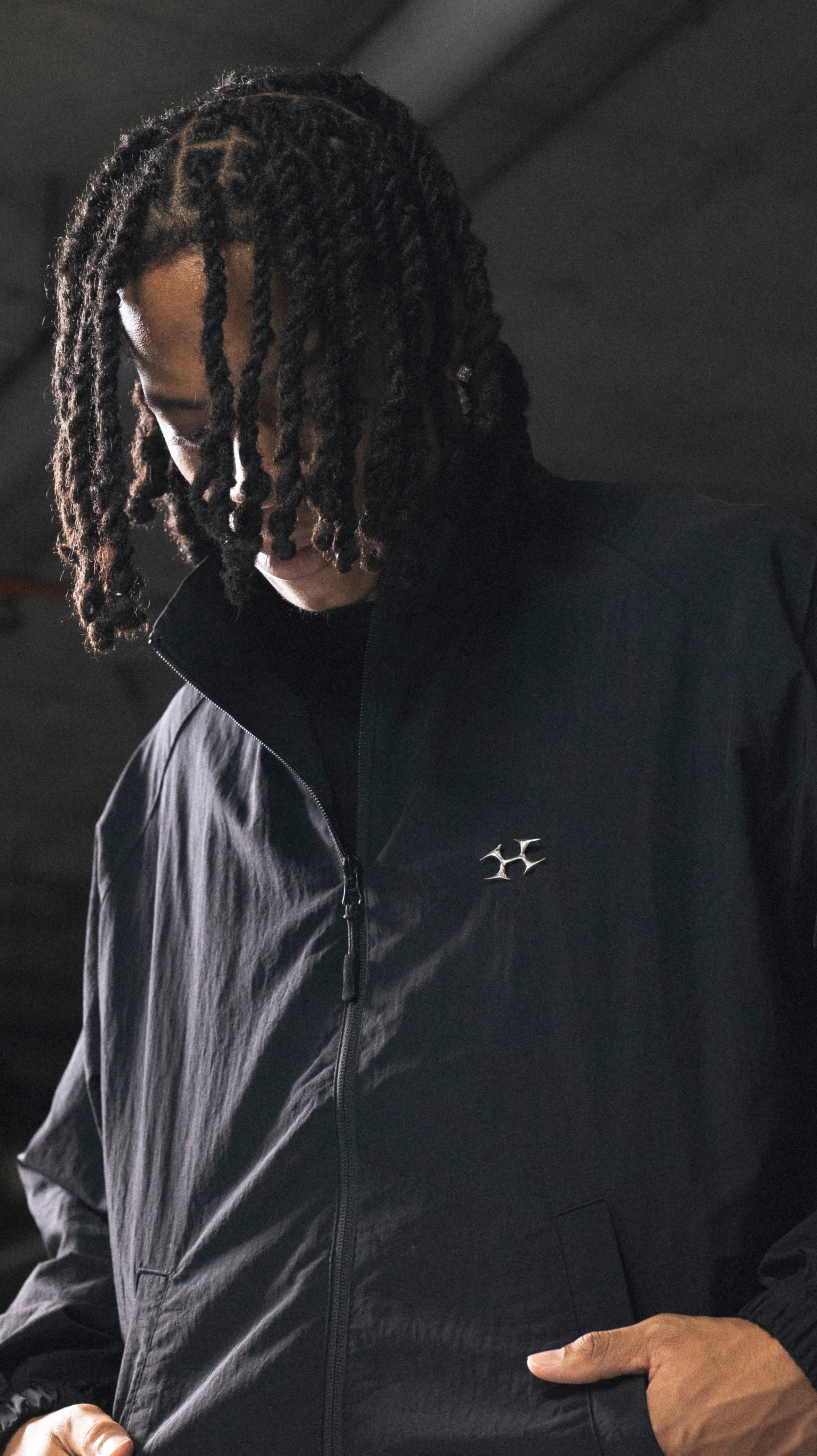 HELIX LOGO CHARM NYLON JACKET BLACK