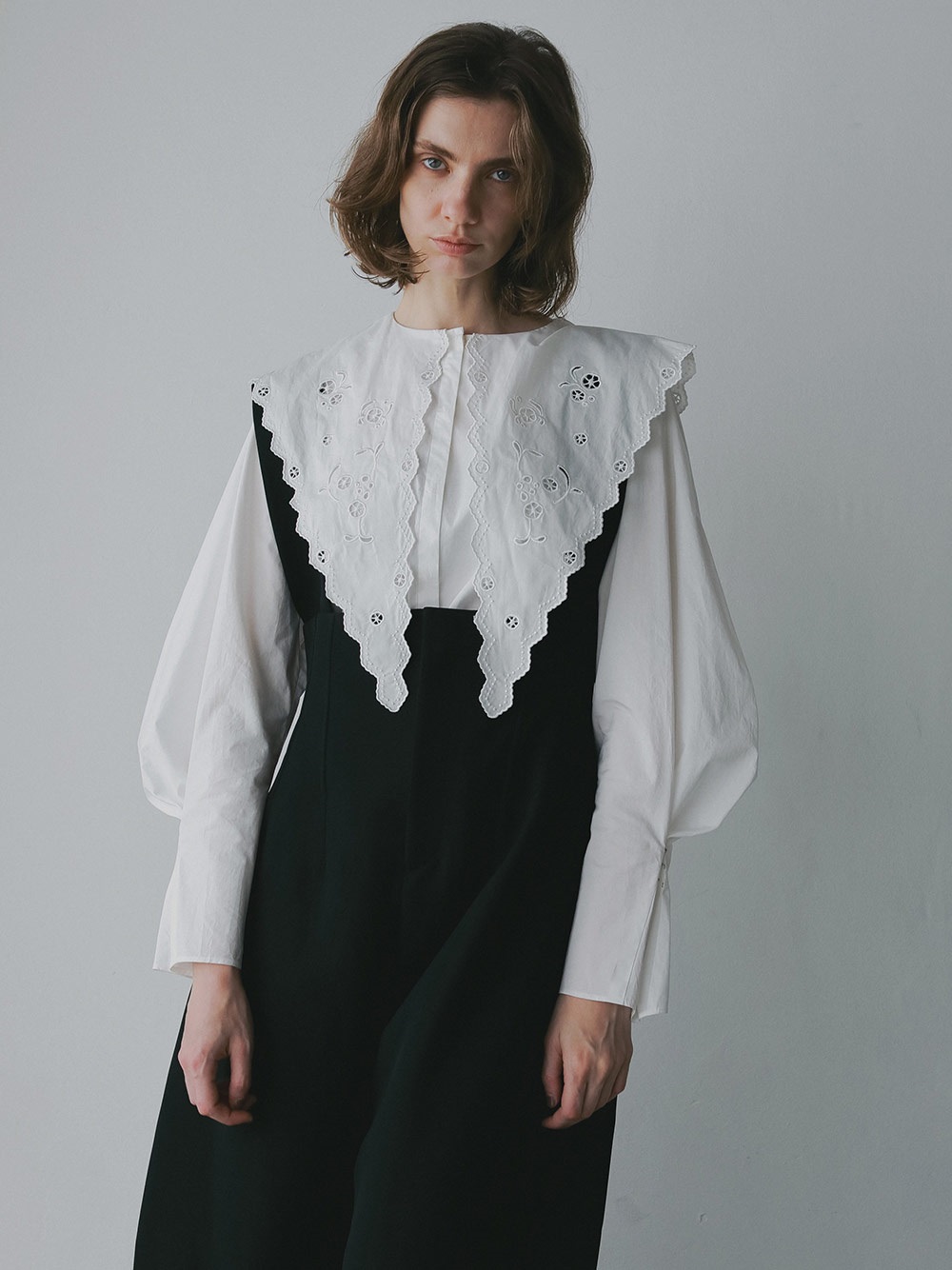 エンブロイダリーカラーブラウス | Blouse | HER. Online Store