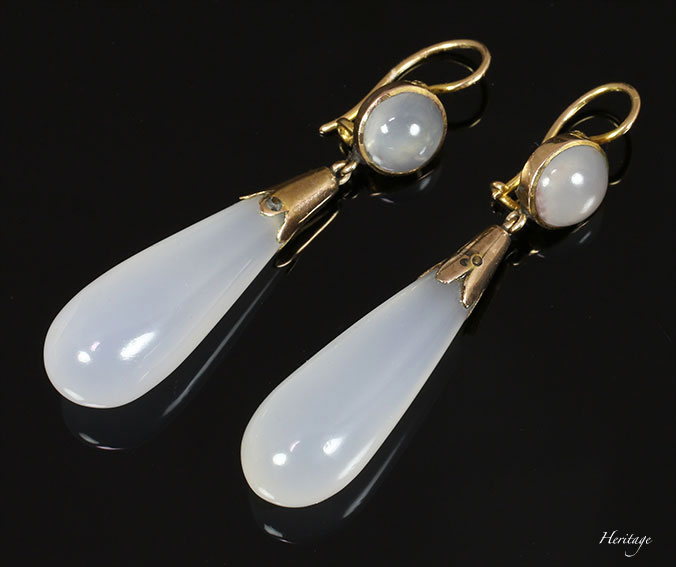 ホワイトカルセドニーの幻想的なドロップ型ピアス | アンティーク