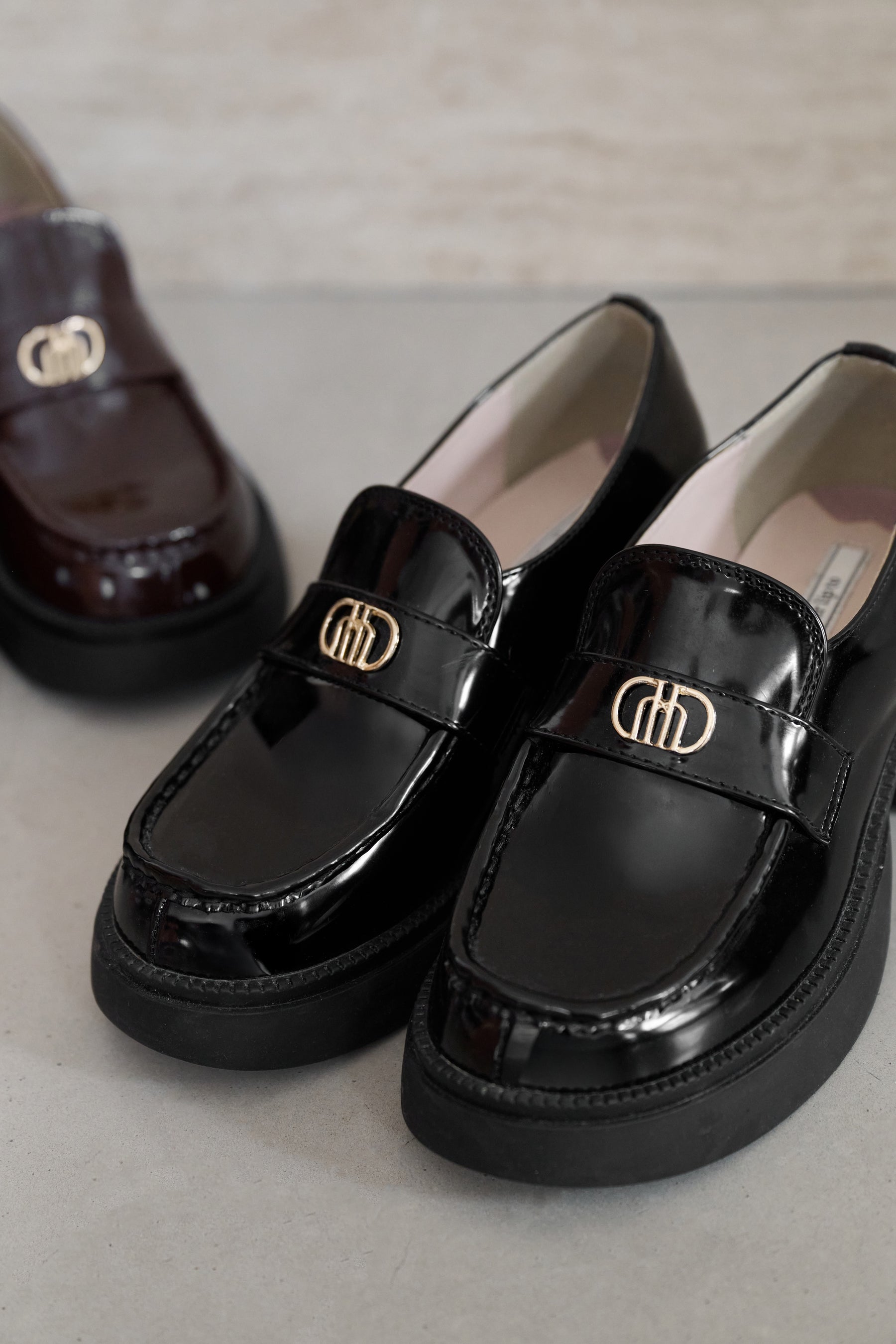 新色】Trois Logo Loafers