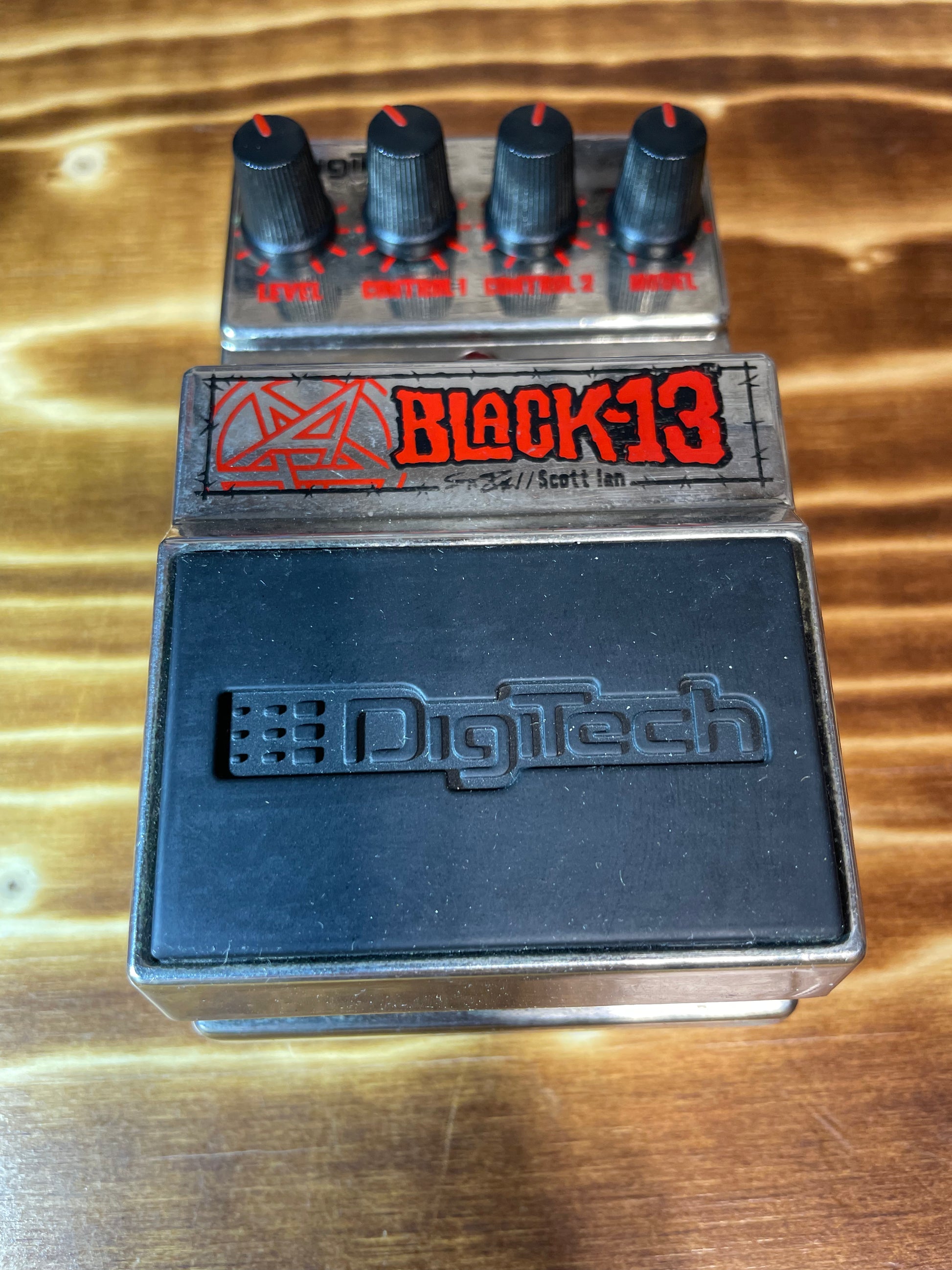 DigiTech Black-13 Scott Ian Signature – Herscheid and the Headbangers