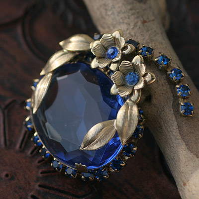 サファイヤ色大粒ファセットガラス＆フラワー・ブローチ