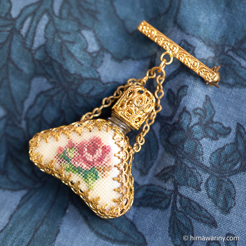 プチポワン薔薇の花刺繍の香水瓶アンティーク・ブローチ