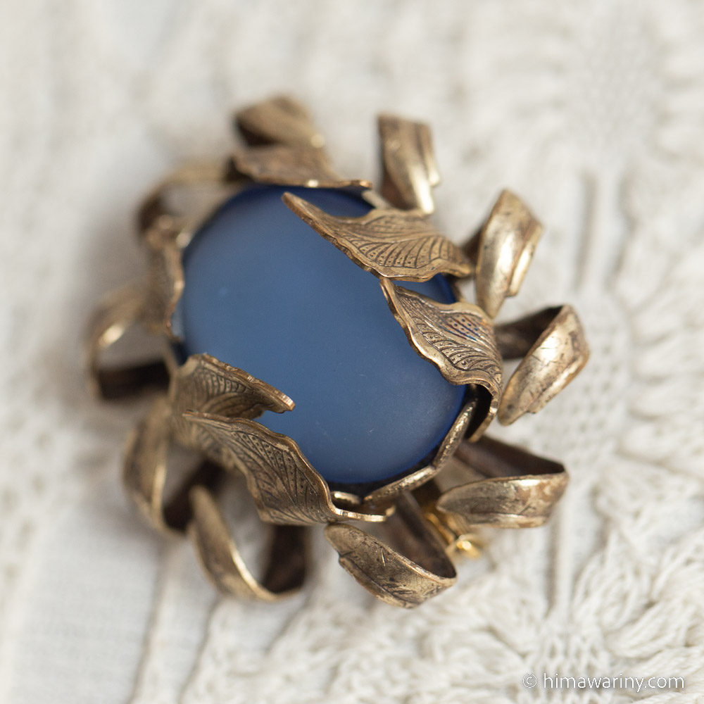 海に眠るムーンサファイヤの瞳アンティーク・ブローチ – アンティーク