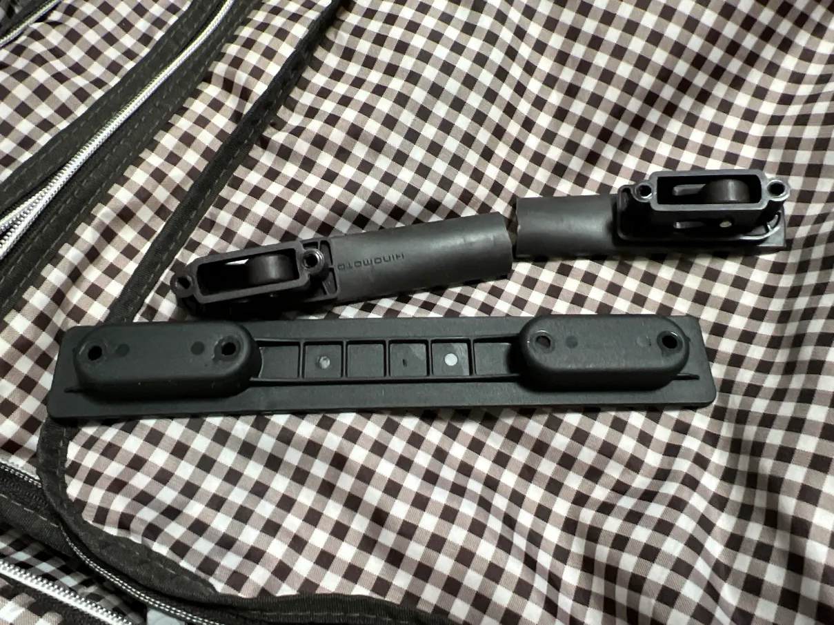 スーツケースの破損したハンドル（持ち手）を交換修理 | Bookman's Log