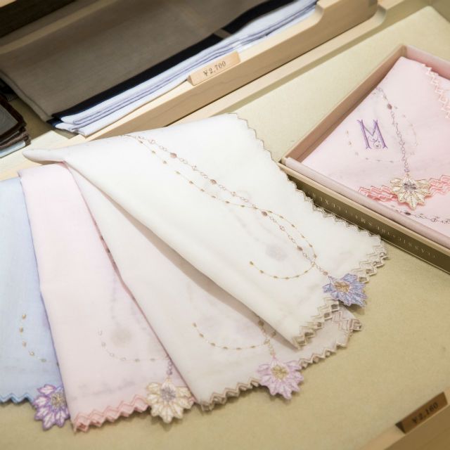 クラシクス・ザ・スモールラグジュアリに学ぶ、ハンカチーフのひそや