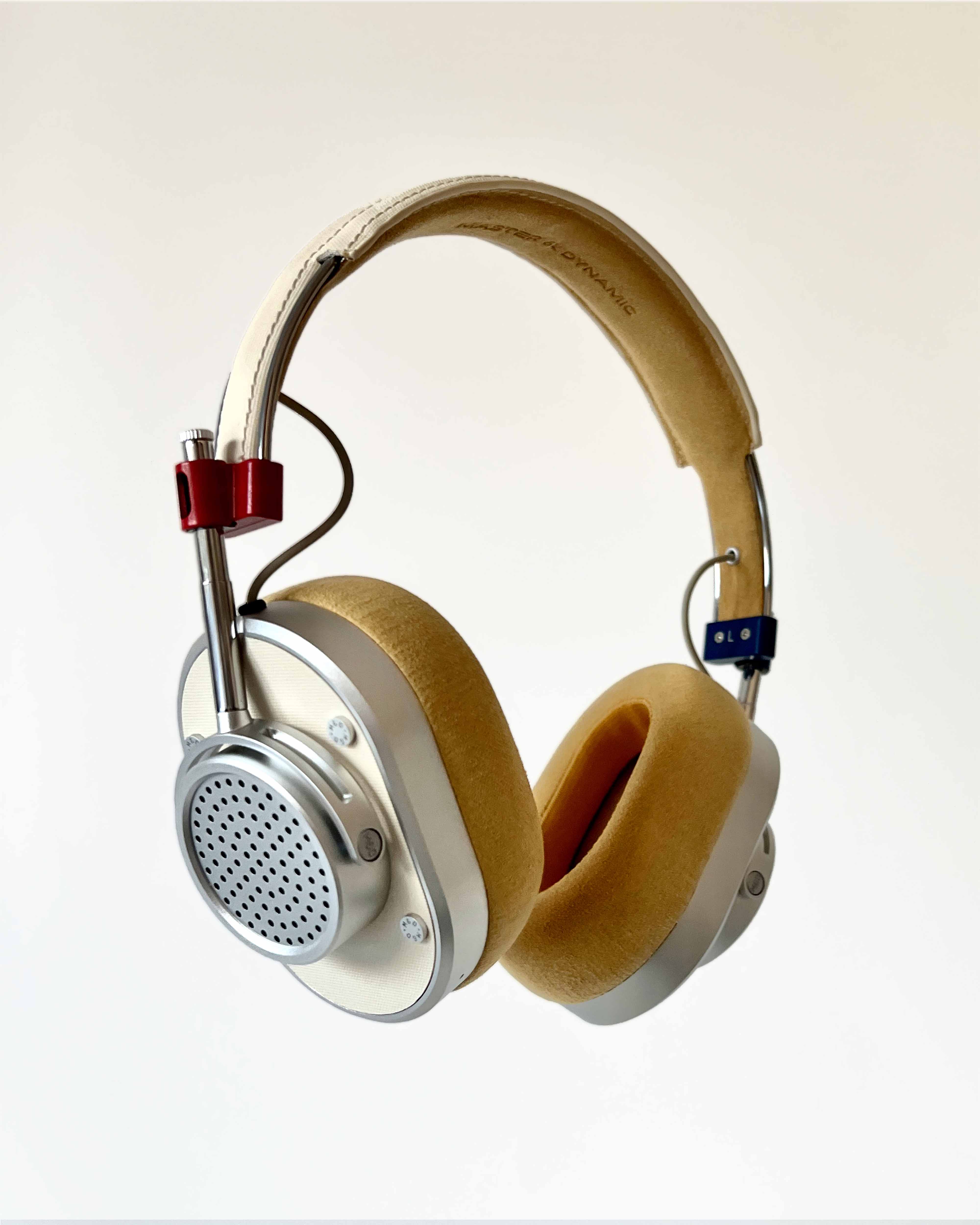 APPLIED ART FORMS × Master & Dynamic、宇宙服に由来した新作