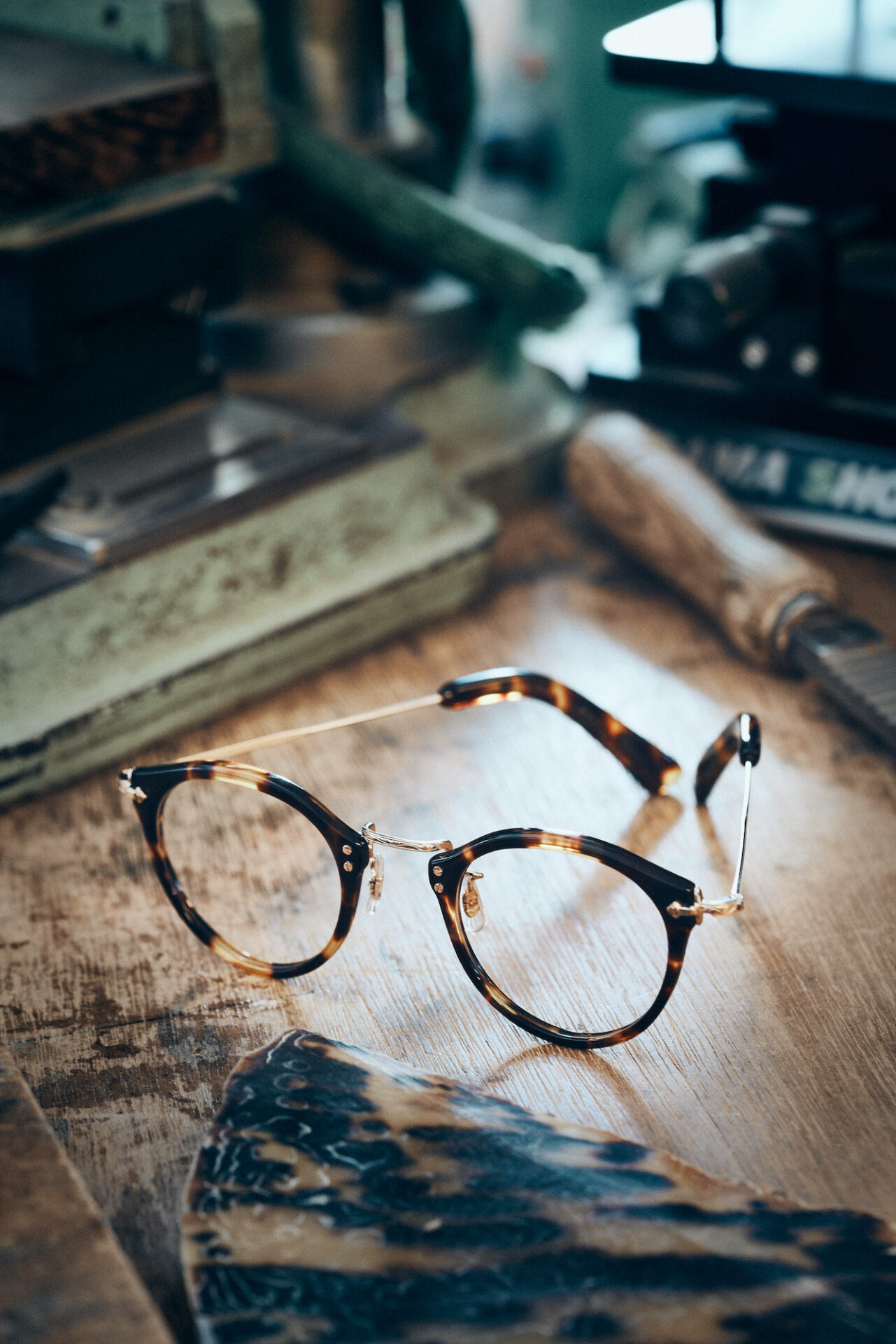 EYEVAN特注のべっ甲眼鏡が登場 | HIGHSNOBIETY.JP（ハイスノバイエティ）