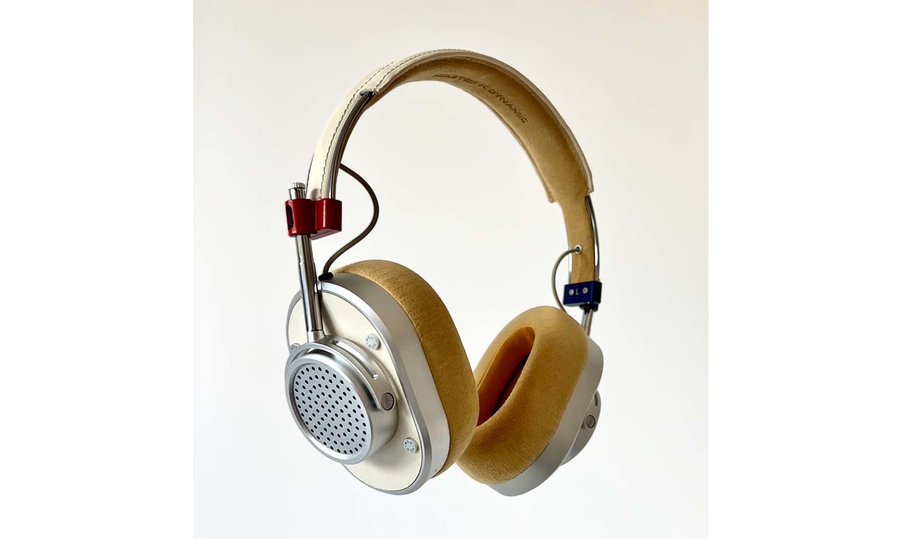 APPLIED ART FORMS × Master & Dynamic、宇宙服に由来した新作