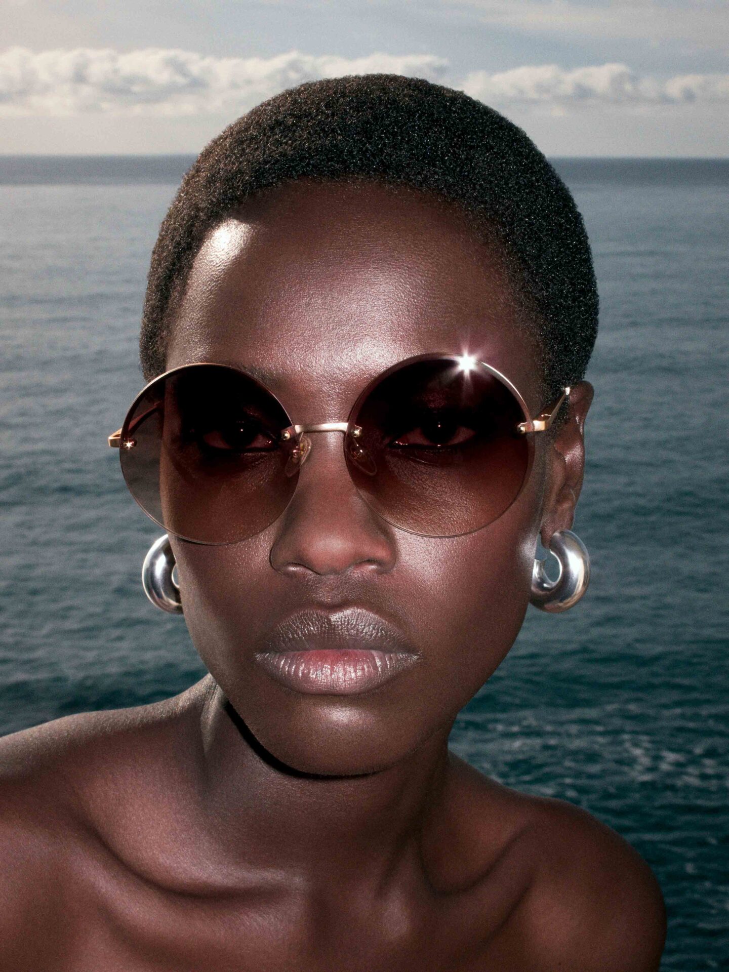 COS × LINDA FARROW、日本初のアイウェアコレクション発売