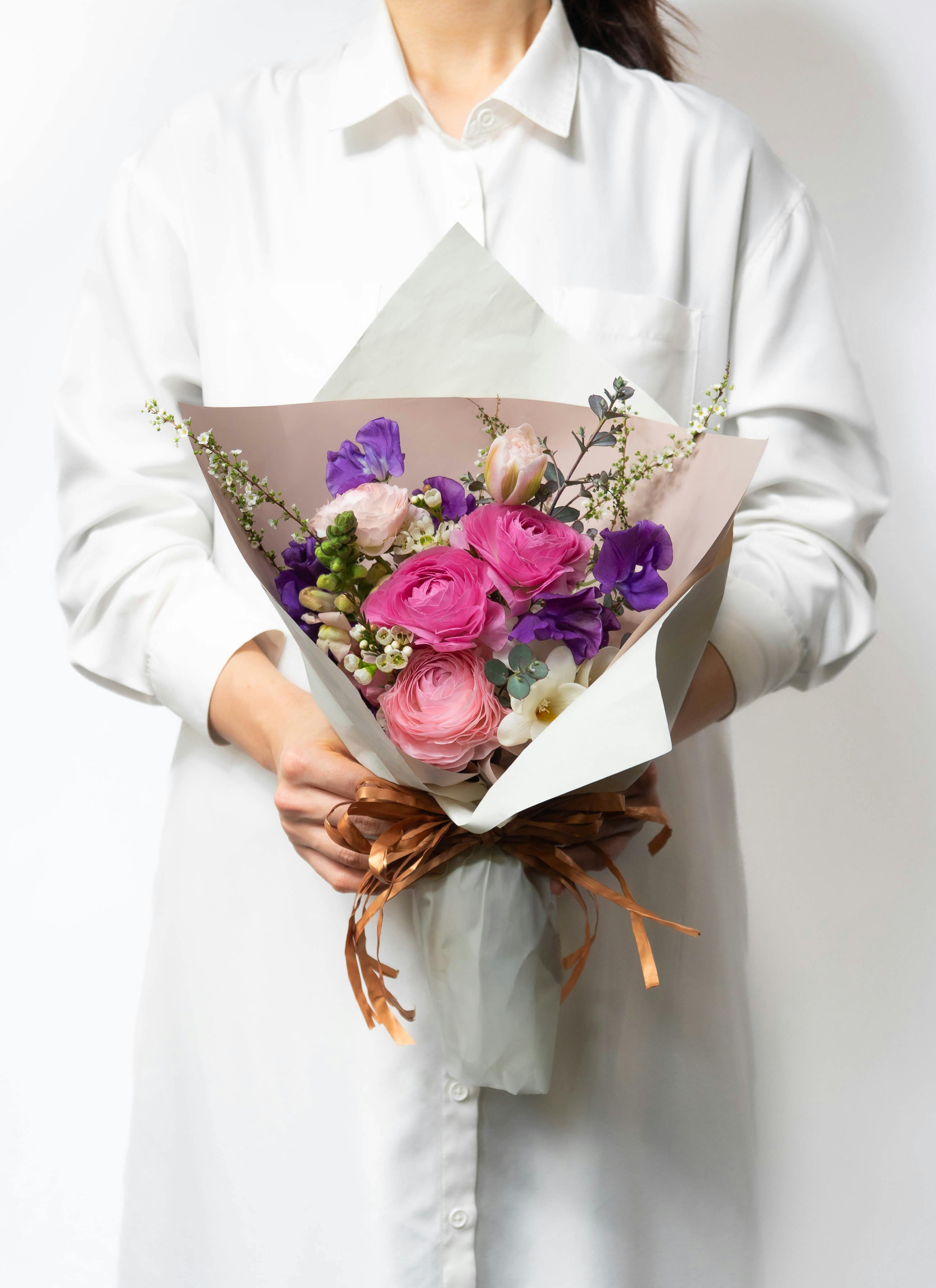 春の花束 ラナンキュラス ピンク S | 花束ならHitoHana(ひとはな)