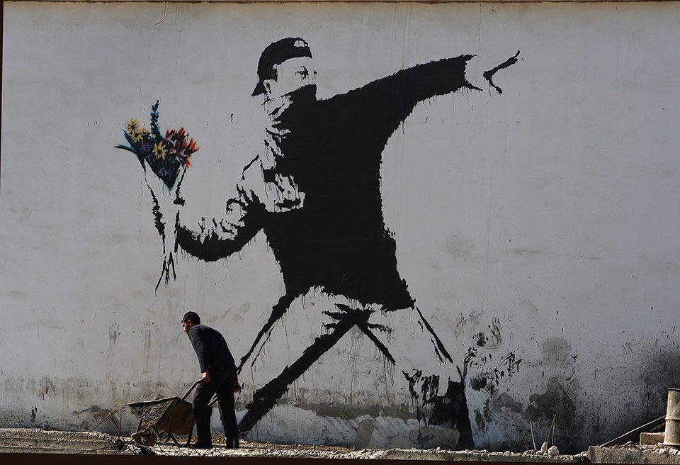 あのBanksy（バンクシー）の正体発覚!? 彼の作品とその意味に迫る