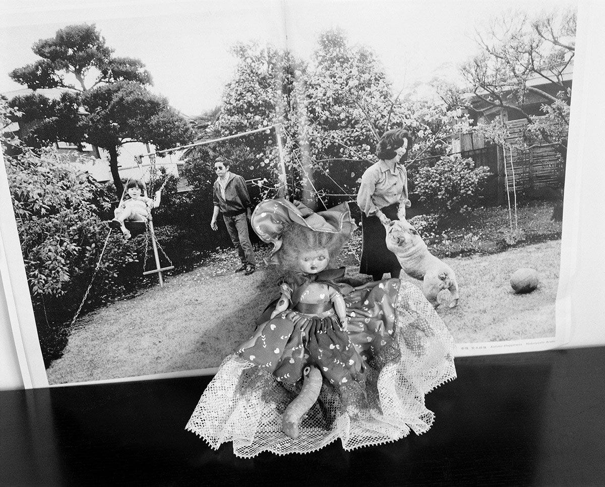 アラーキー、パリで大成功した撮り下ろし新作『東京墓情』を凱旋展示！