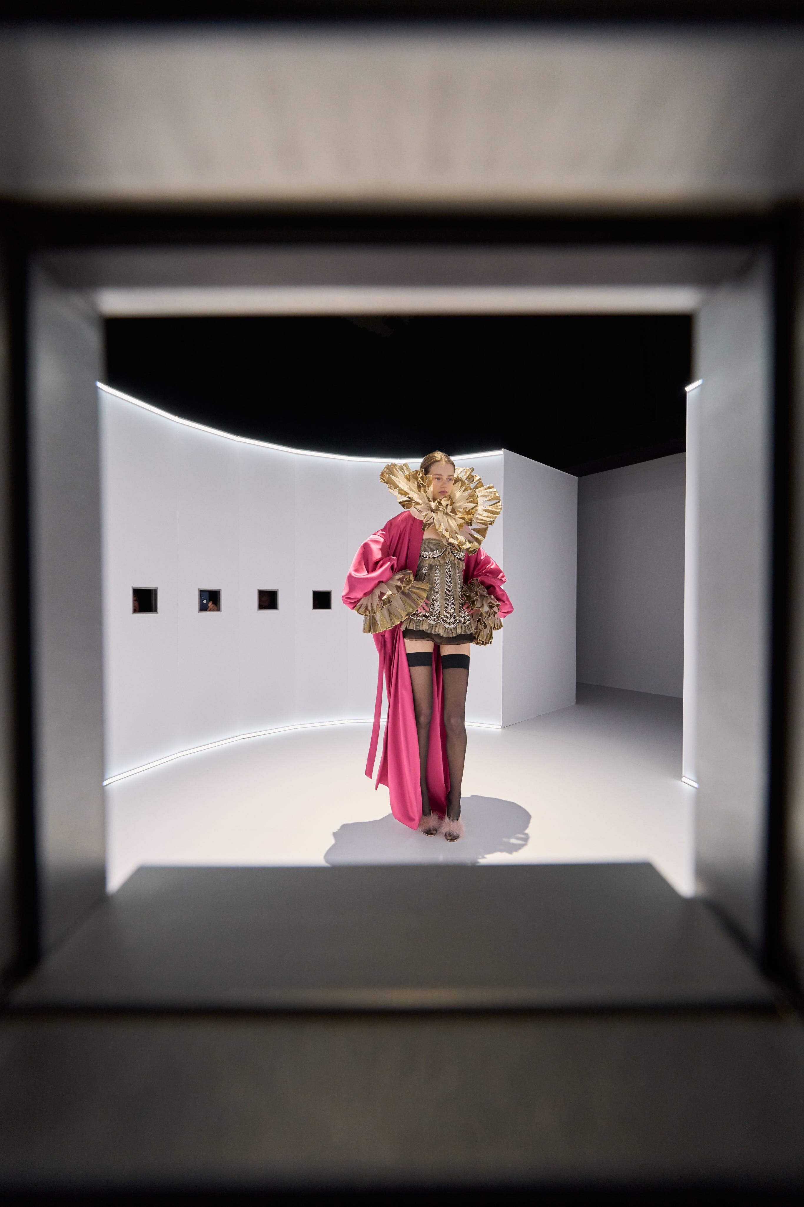 ヴァレンティノ」の“のぞき穴”の向こうで語らう神話。創業者が遺した