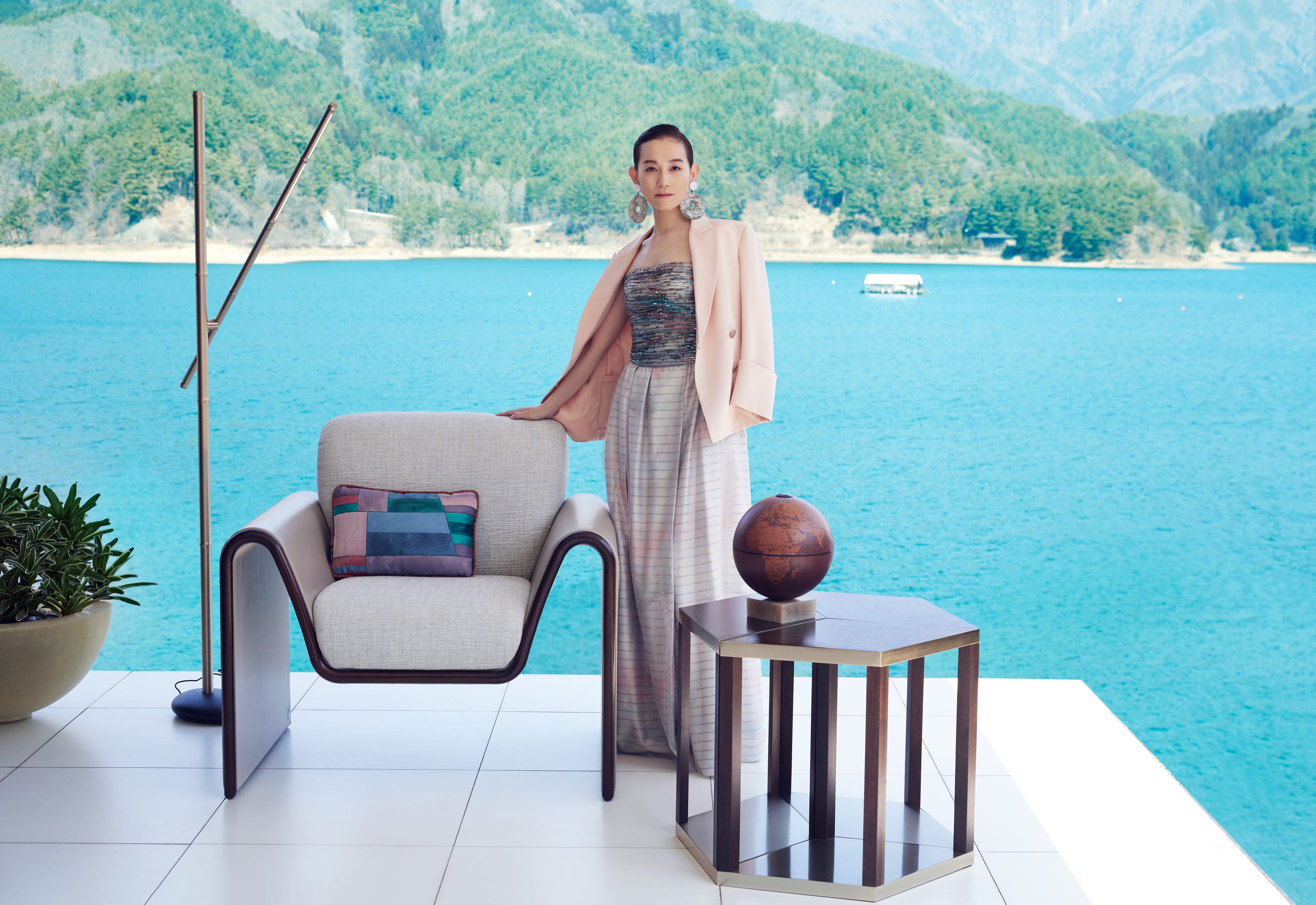 ARMANI / CASA】篠原ともえが共鳴する、アルマーニ / カーザの比類なき