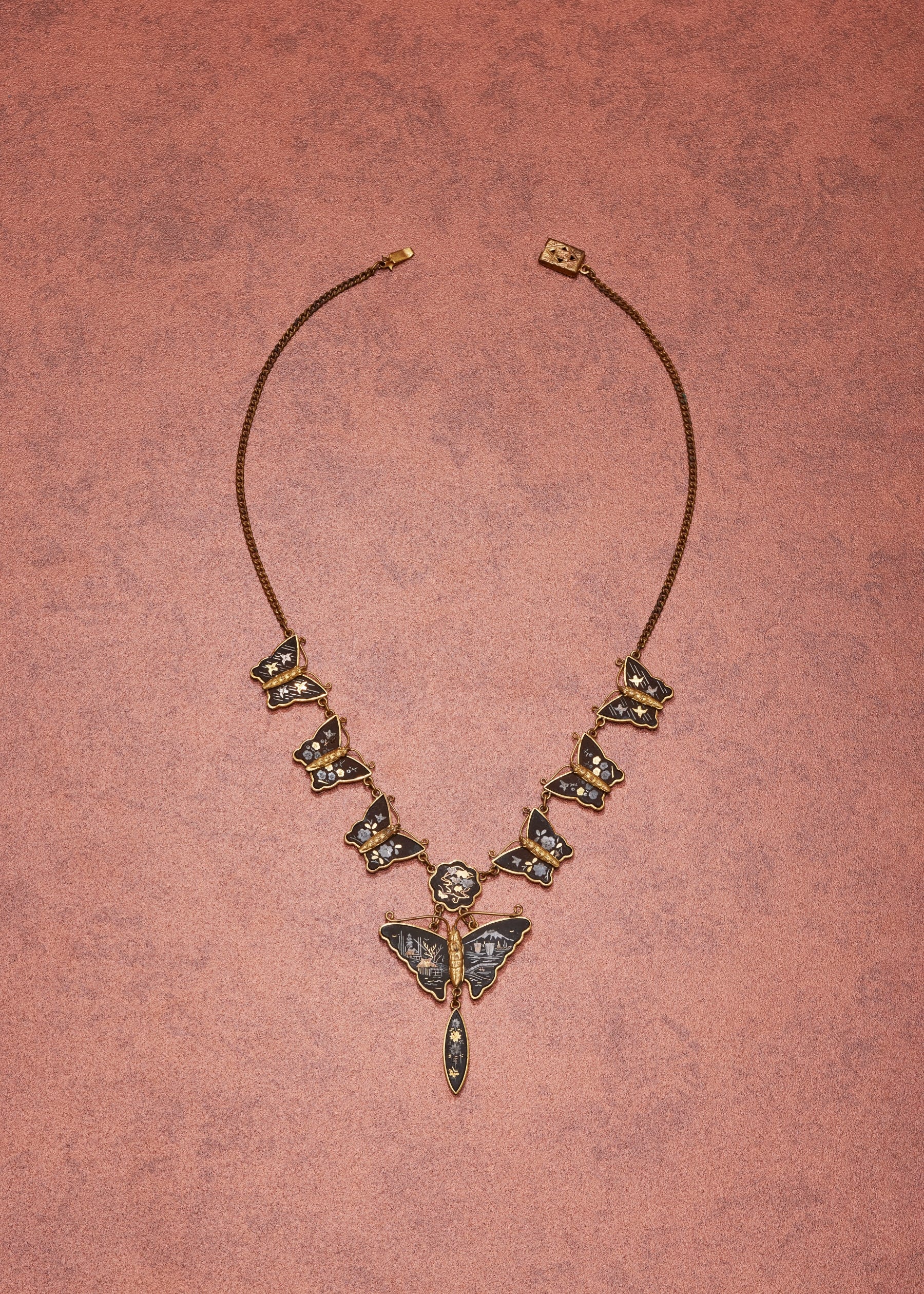 19世紀後半の貴重なコレクション展「赤銅：武士の装飾品からジュエリー