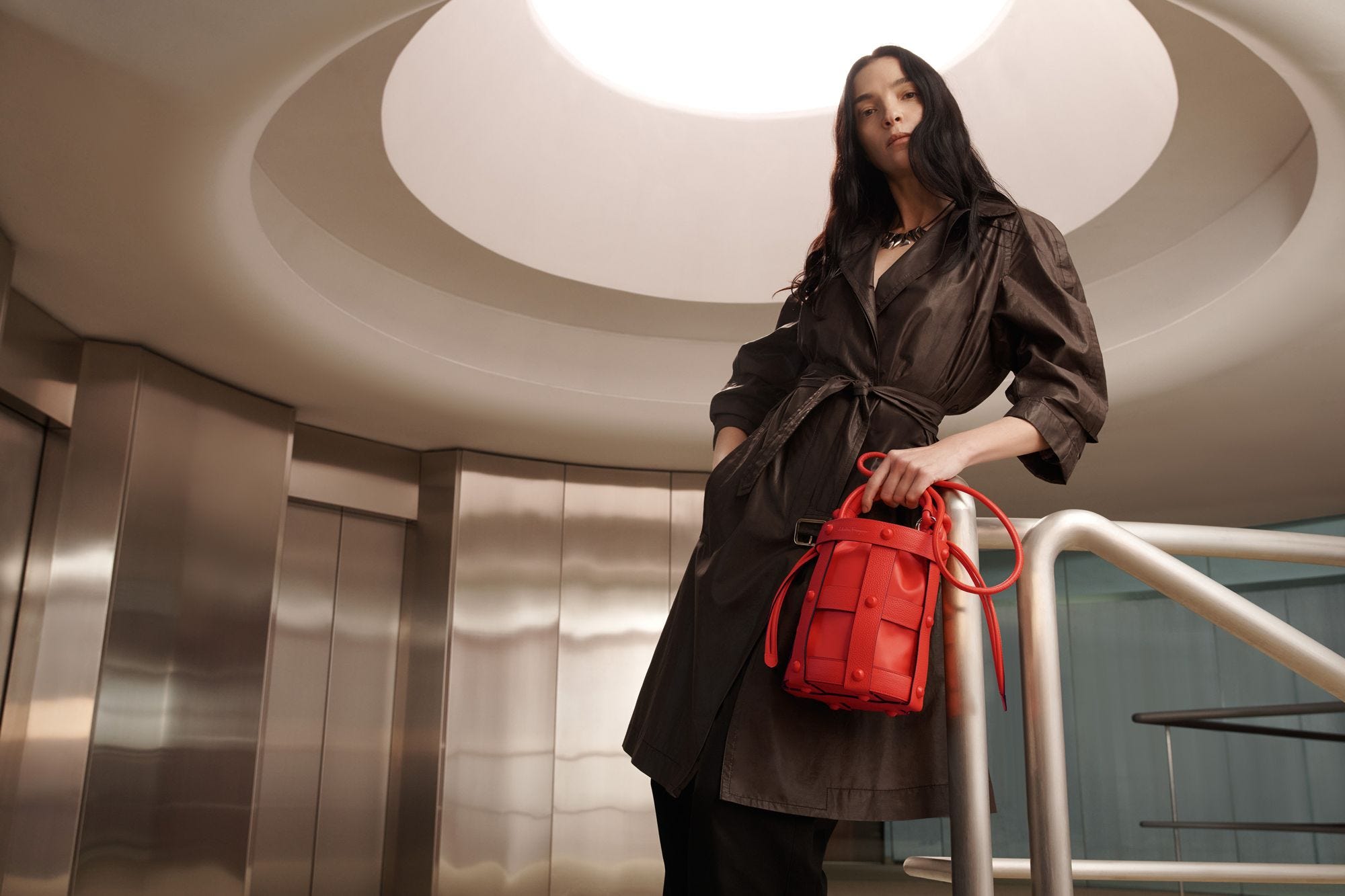 サルヴァトーレ フェラガモ」の新アイコン“フェラガモ ケージ バッグ