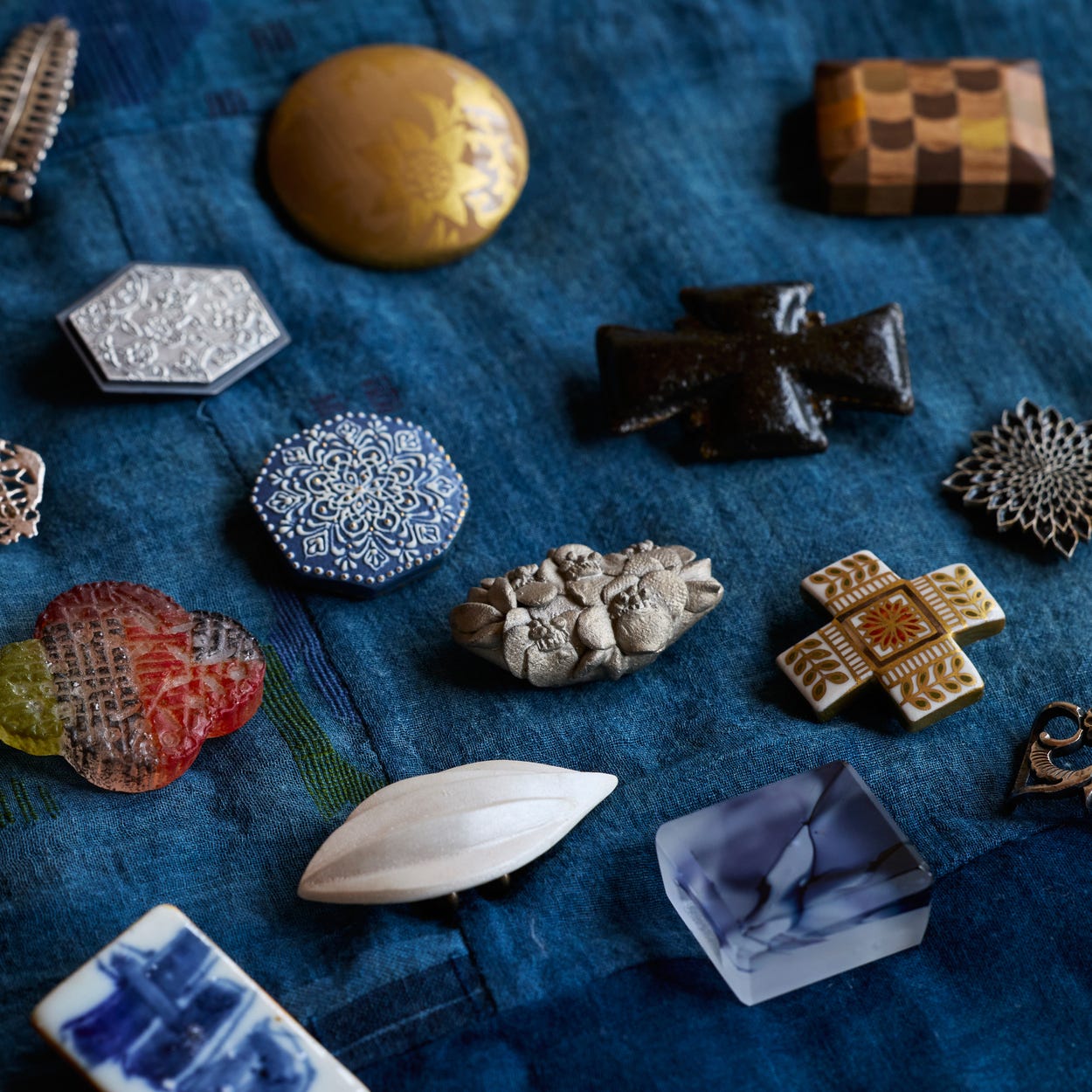 工芸と着物を繋ぐ帯留め 現代的な形とサイズで取り合わせを楽しむ