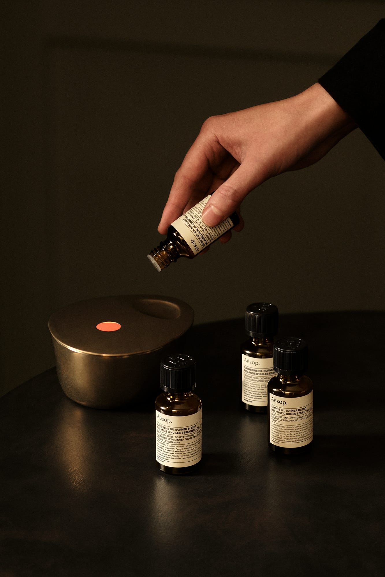 イソップ」が2種類の新作オイルバーナーブレンドを発売 | ELLE DECOR