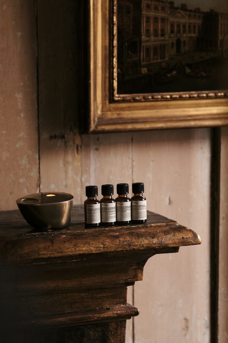 イソップ」が2種類の新作オイルバーナーブレンドを発売 | ELLE DECOR