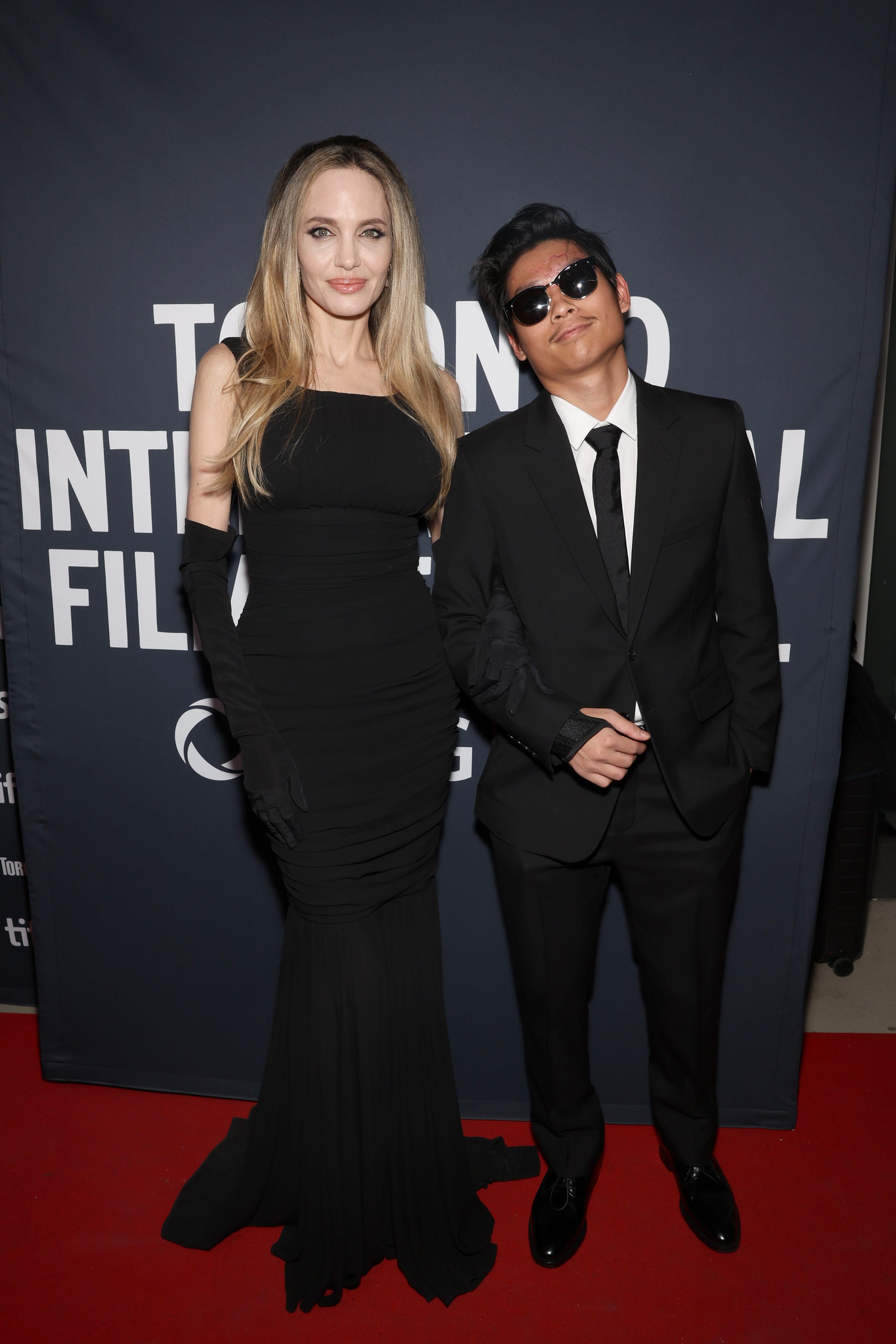 アンジェリーナ・ジョリー、事故連発の次男とレッドカーペットへ 生々