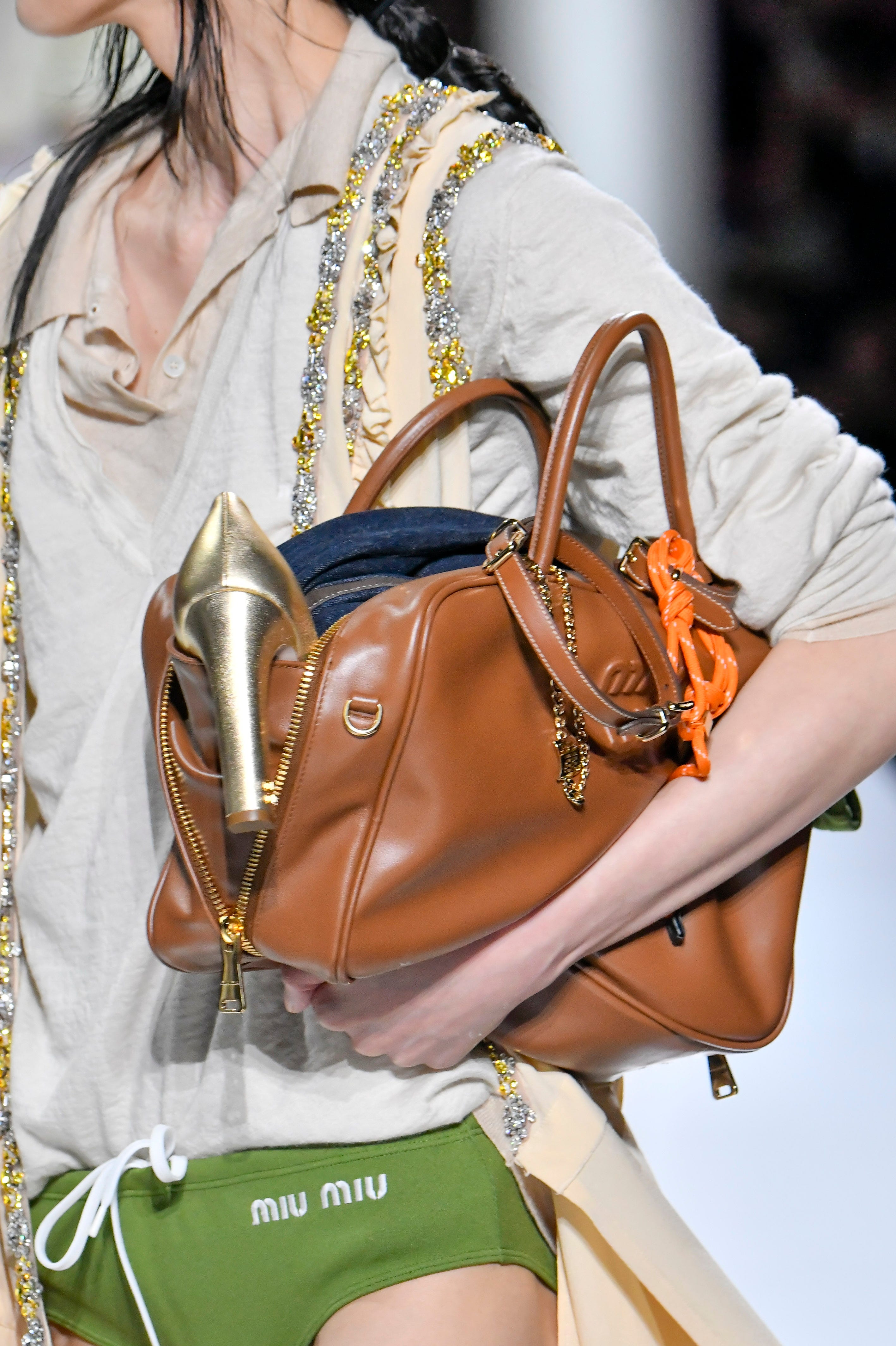 ミュウミュウの「詰め込み過ぎ」バッグに美を見出す── 多忙な毎日を