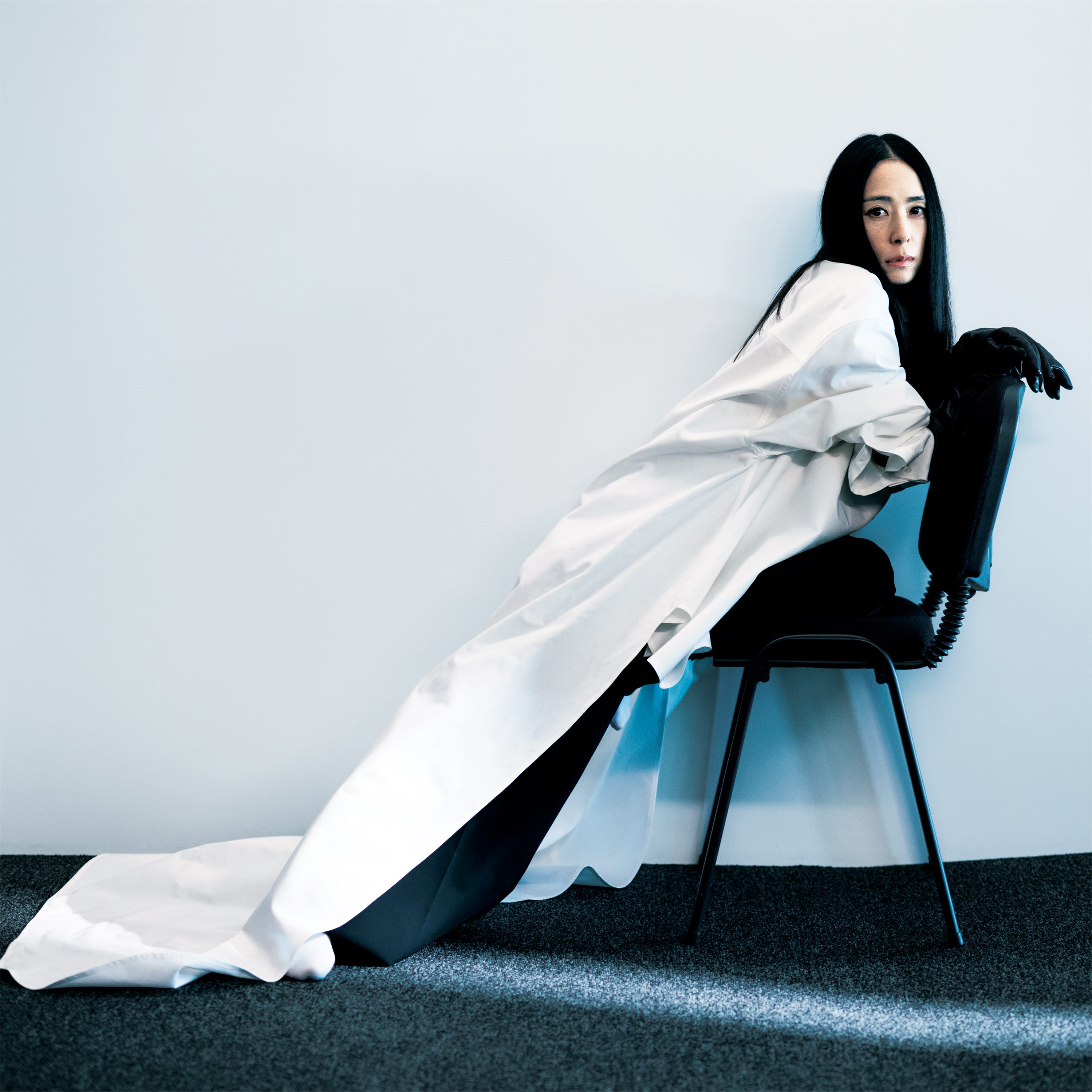 深津絵里、しなやかにエレガンスをまとう｜ハーパーズ バザー