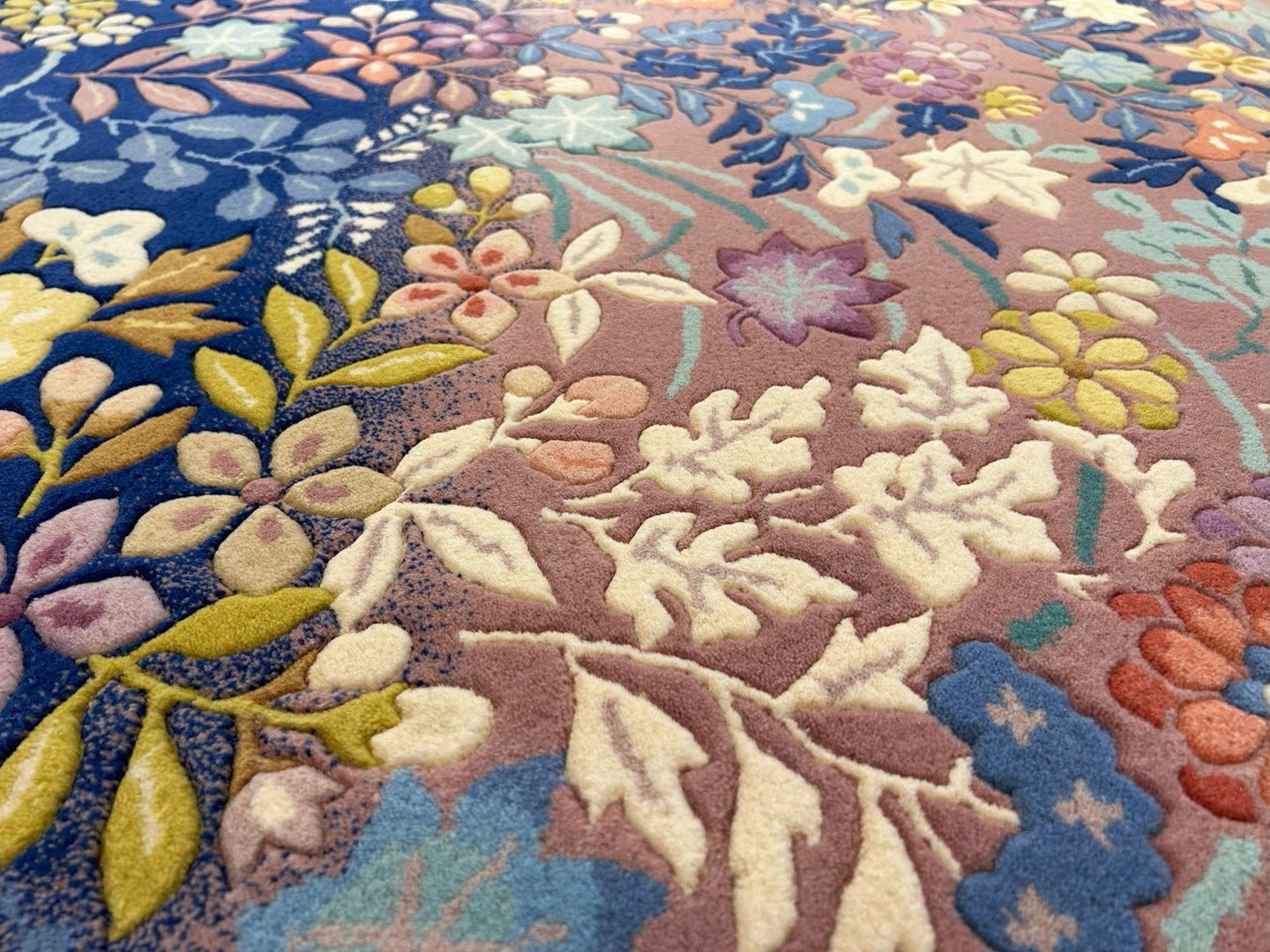 山形緞通」創業89年の工房を訪ねて─モダンに蘇る至高の手仕事