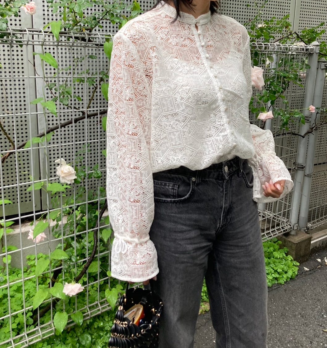 パリの人気ブランド、セザンヌで見つけたレースブラウスでパリジェンヌ