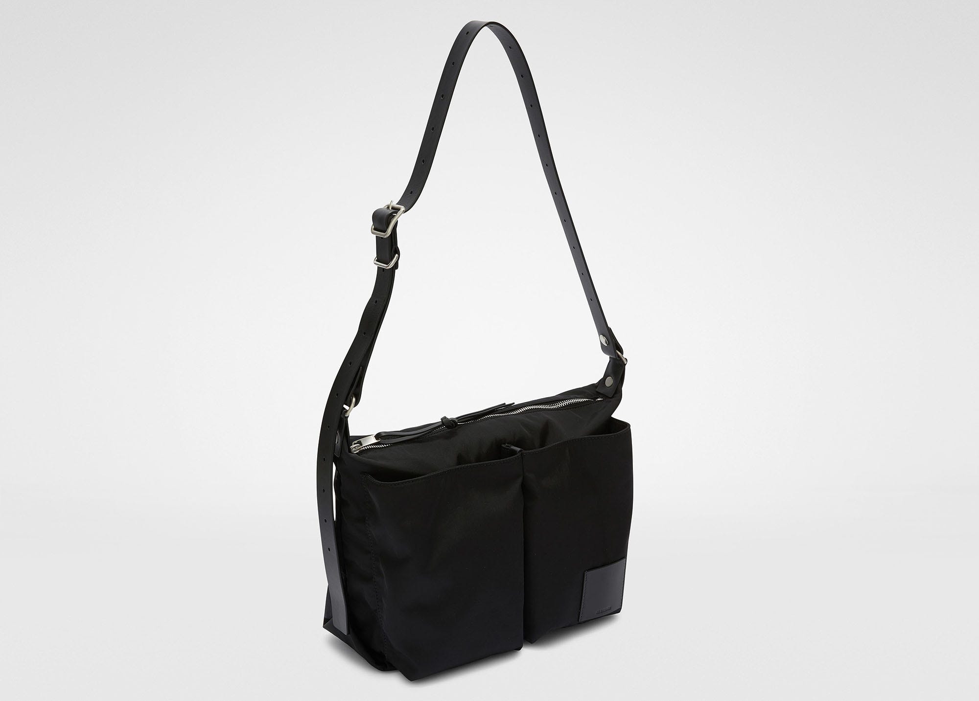 2025年春夏】ジル サンダーの黒ショルダーバッグ6選。上質で機能的な