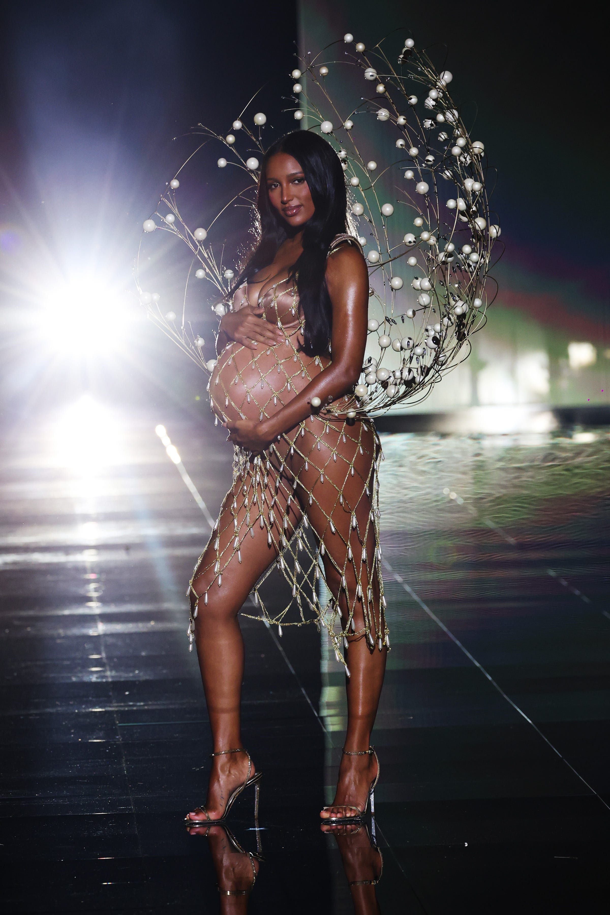 TWICE出演で話題「ヴィクトリアズ・シークレット」ファッションショー