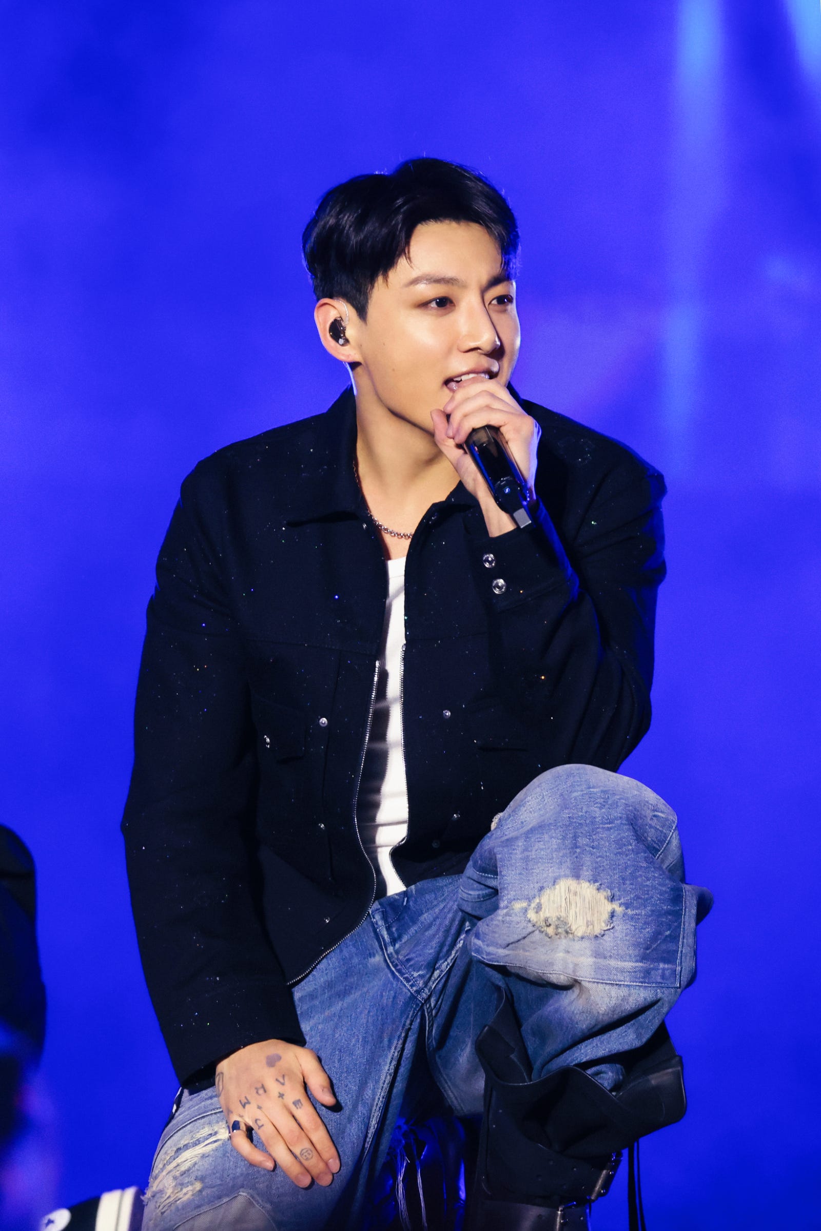 J-HOPEのソロツアーファイナルにBTSメンバー集結！ JIN&JUNG KOOKとの