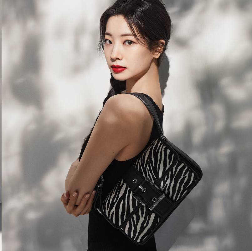 マイケル・コース」から新作バッグ“コルビー”が登場！ ダヒョンが出演