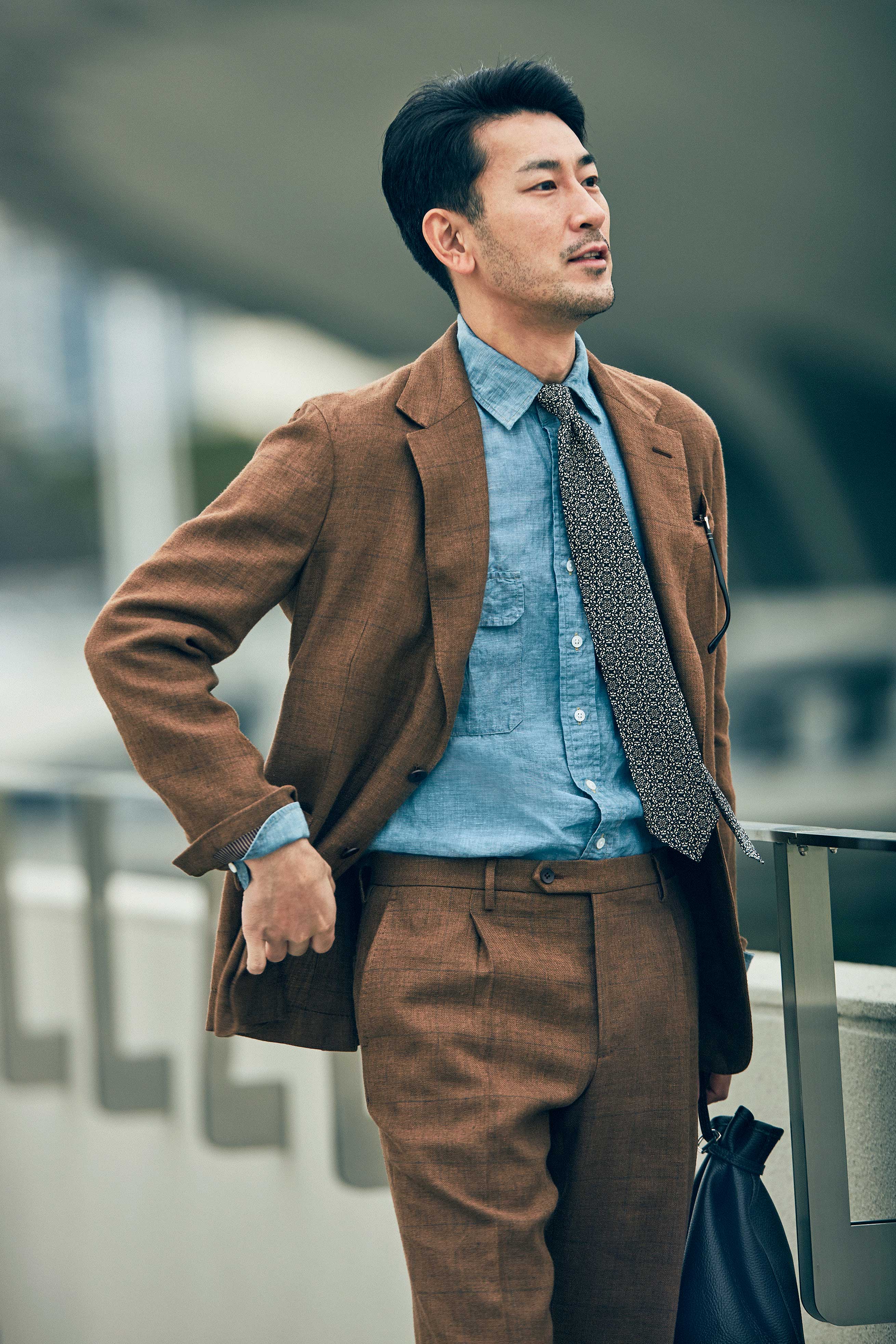 みから素材までさまざま、ブラウンスーツがトレンドに