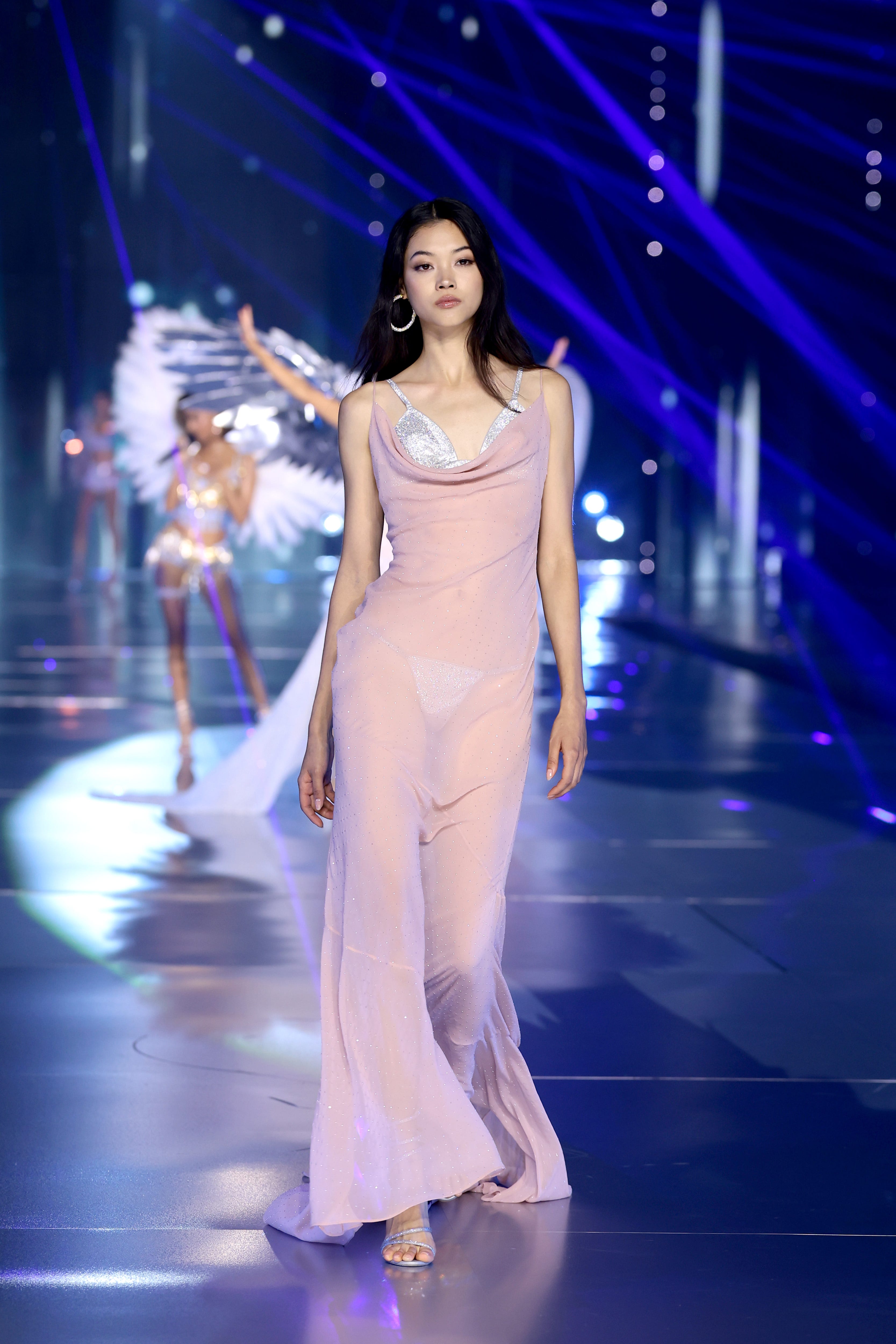 ヴィクトリアズ・シークレットのショー初の日本人モデル、「やる気が