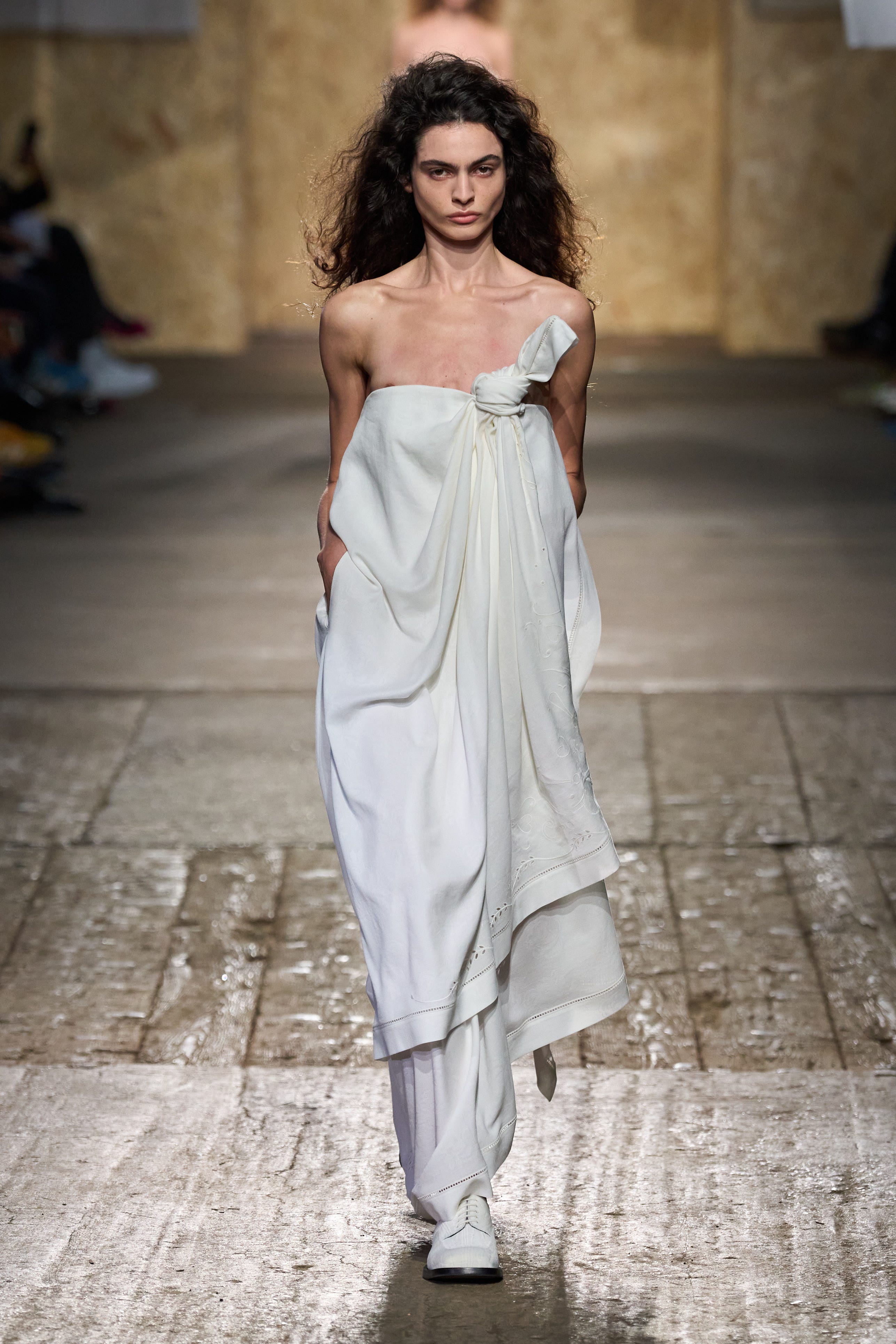 moschino-s25-001-66ed192751af3